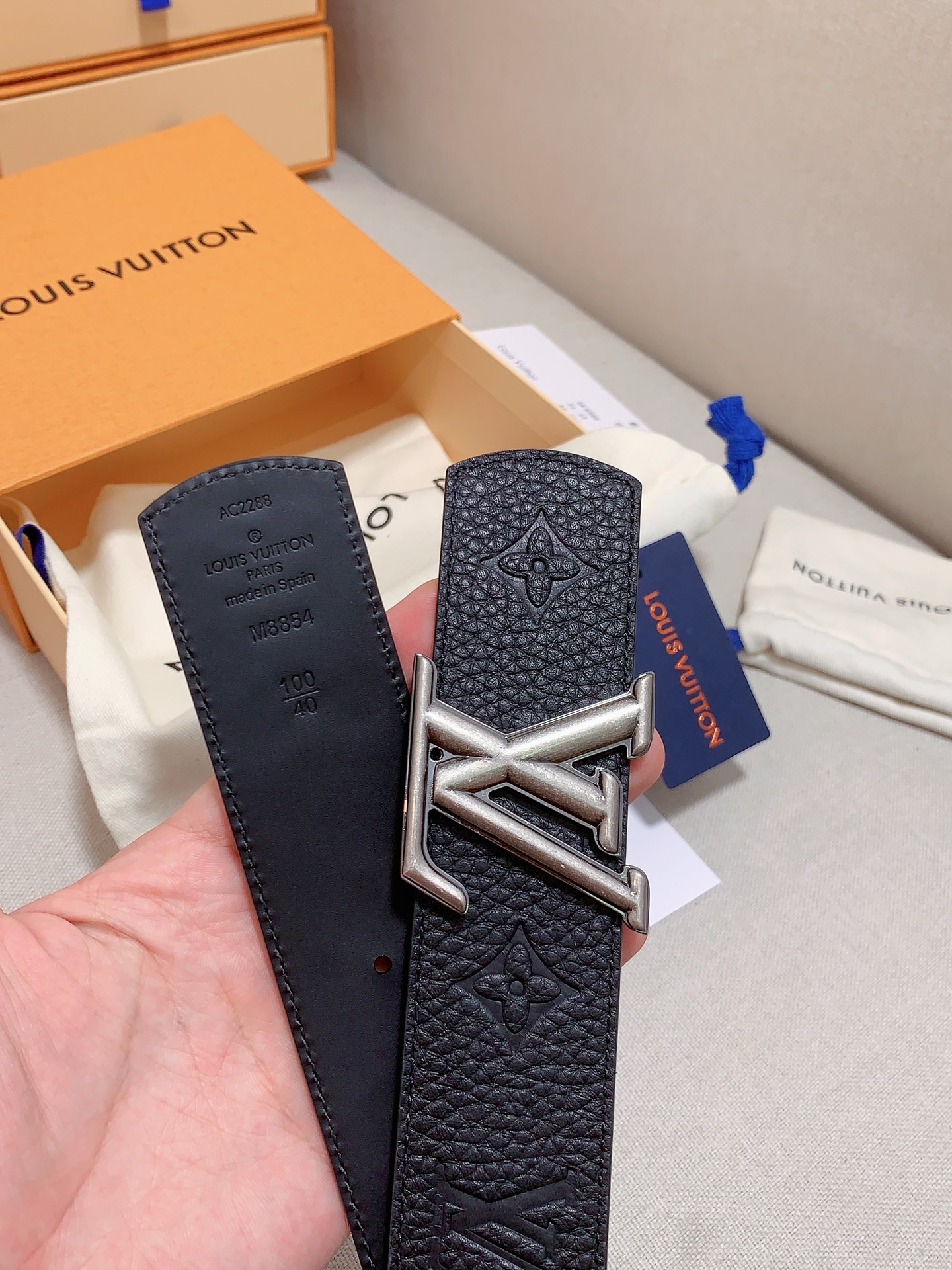 Louis Vuitton 代购级 LV 奢华款现代 皮革，饰以雅致大方的标志性 LV 首字母 ，双色搭配可双面使用 可搭配从礼服到休闲装各种服饰
