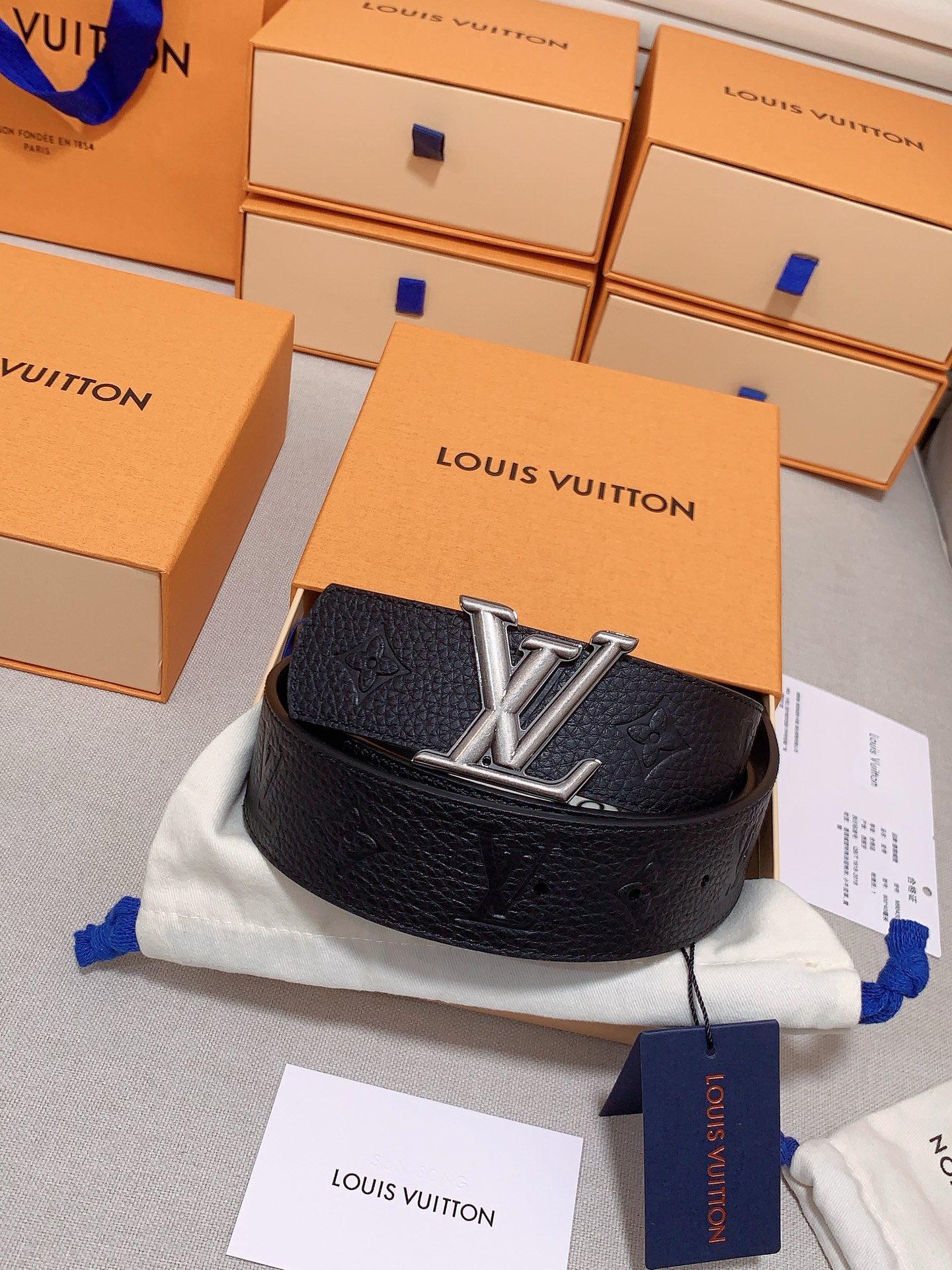 NO:586203,LV luxury modern Taurillon leather, decorated with the elegant and elegant iconic LV initials. Soft and strong leather belt, two-color combination can be used on both sides; can be matched with various clothing from formalwear to casual wear. Width 4.0cm, belt, louis vuitton19860909LV 奢华款现代 Taurillon 皮革,饰以雅致大方的标志性 LV 首字母.柔软结实的皮带,双色搭配可双面使用；可搭配从礼服到休闲装各种服饰.宽度4.0cm,皮带,louis vuitton,Belt