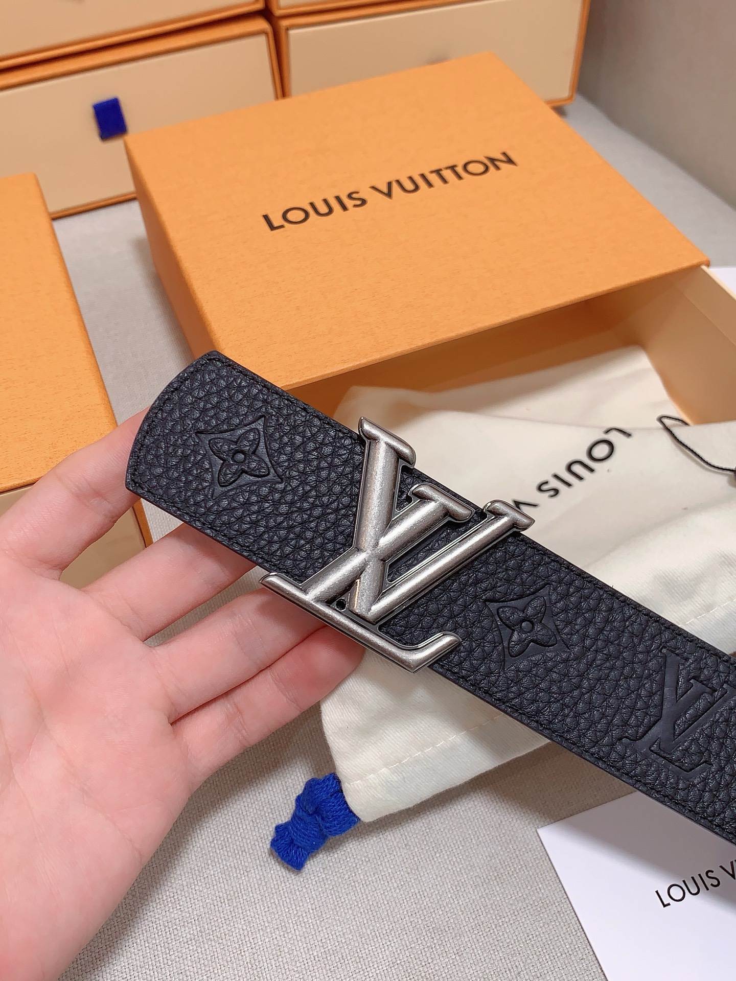 Louis Vuitton 代购级 LV 奢华款现代 皮革，饰以雅致大方的标志性 LV 首字母 ，双色搭配可双面使用 可搭配从礼服到休闲装各种服饰