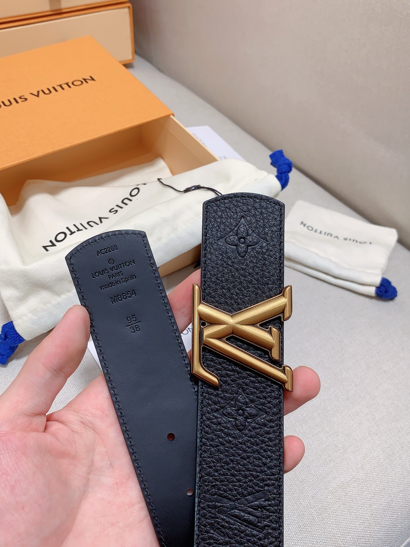 Louis Vuitton 代购级 LV 奢华款现代 皮革，饰以雅致大方的标志性 LV 首字母 ，双色搭配可双面使用 可搭配从礼服到休闲装各种服饰