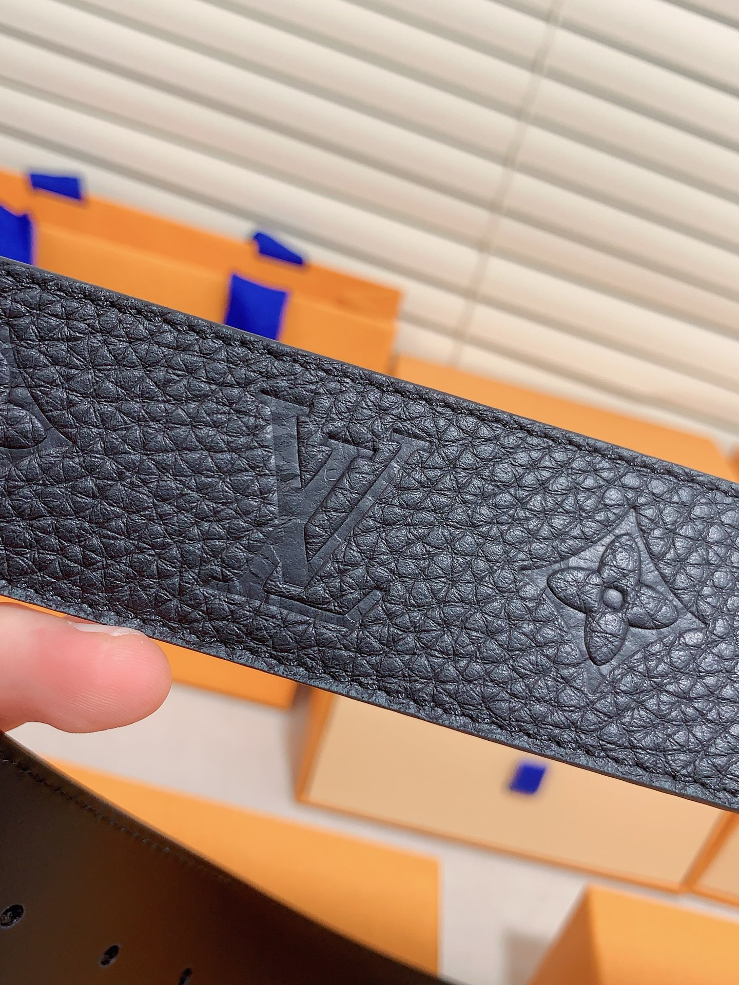 Louis Vuitton 代购级 LV 奢华款现代 皮革，饰以雅致大方的标志性 LV 首字母 ，双色搭配可双面使用 可搭配从礼服到休闲装各种服饰
