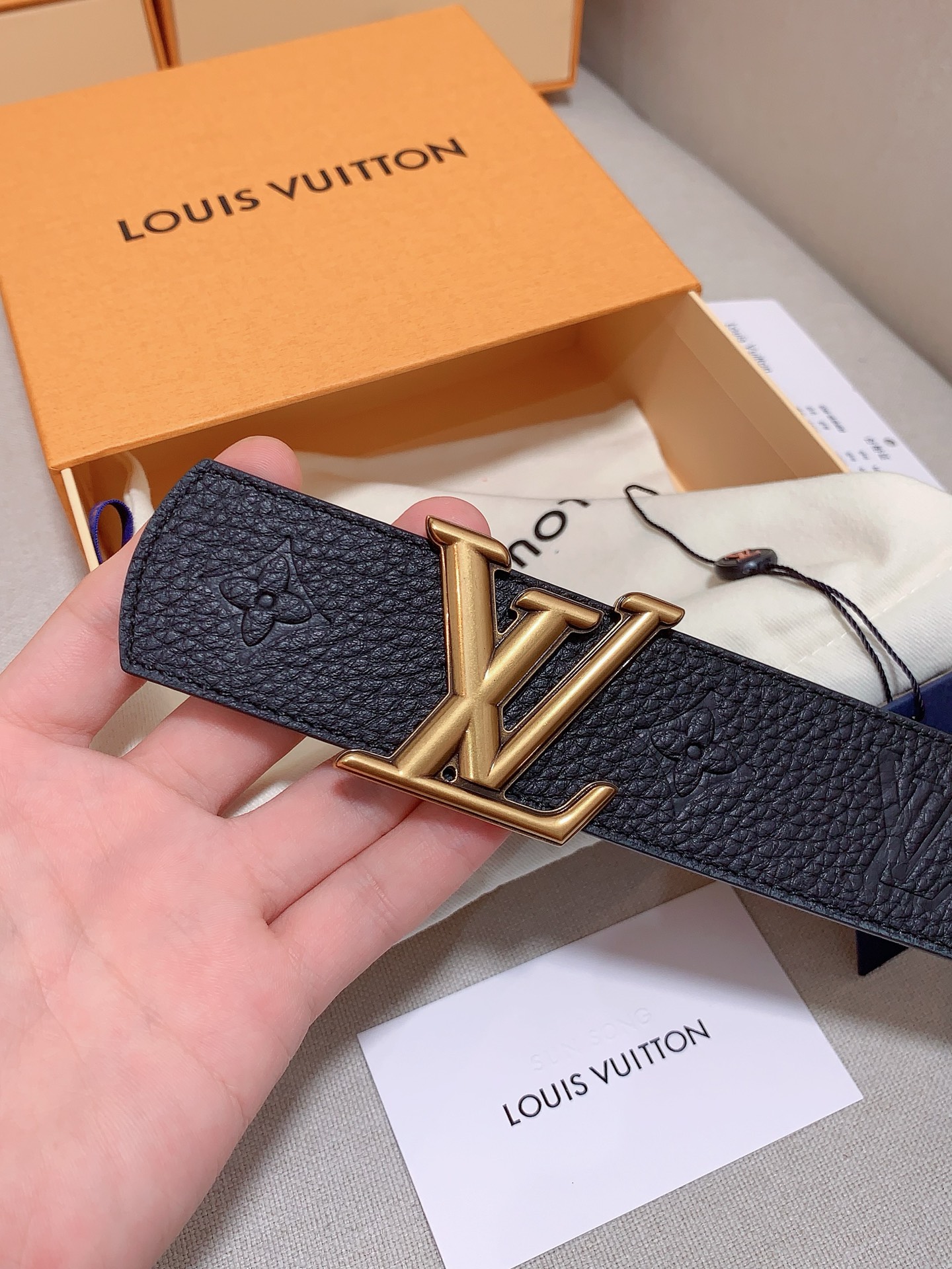 Louis Vuitton 代购级 LV 奢华款现代 皮革，饰以雅致大方的标志性 LV 首字母 ，双色搭配可双面使用 可搭配从礼服到休闲装各种服饰