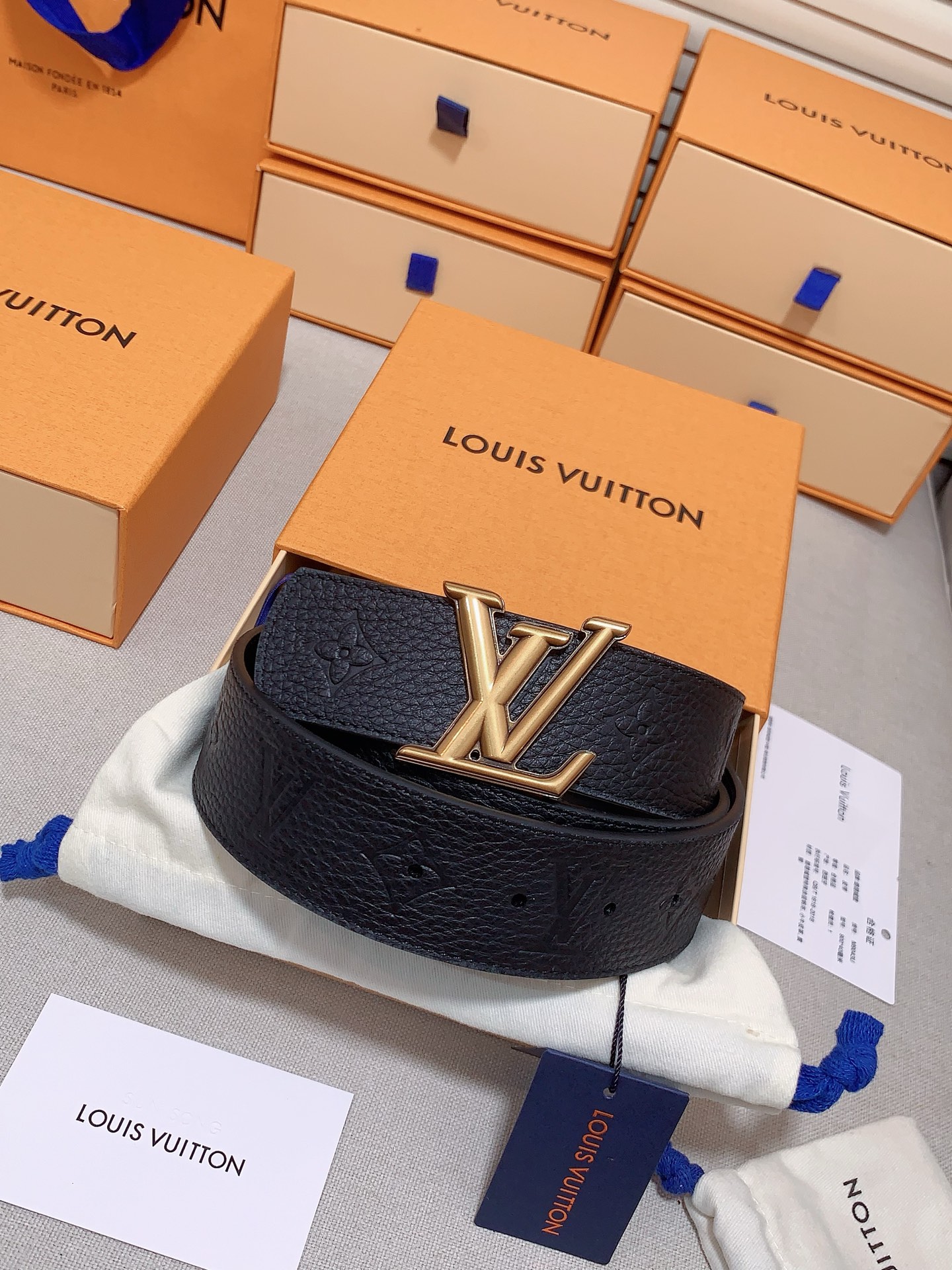NO:586211,LV luxury modern Taurillon leather, decorated with the elegant and elegant iconic LV initials. Soft and strong leather belt, two-color combination can be used on both sides; can be matched with various clothing from formalwear to casual wear. Width 4.0cm., belt, louis vuitton19860909LV 奢华款现代 Taurillon 皮革,饰以雅致大方的标志性 LV 首字母.柔软结实的皮带,双色搭配可双面使用；可搭配从礼服到休闲装各种服饰.宽度4.0cm.,皮带,louis vuitton,Belt