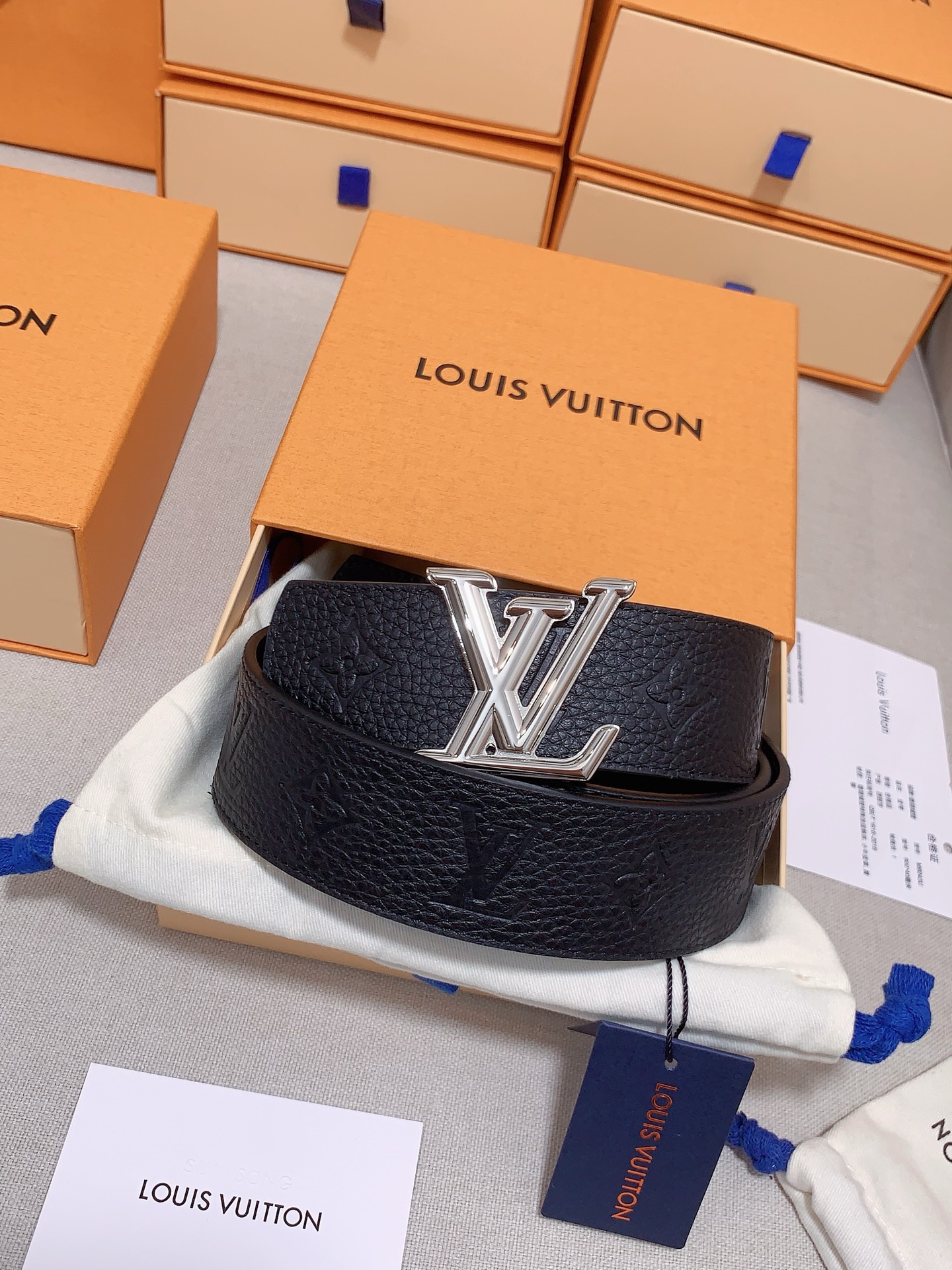 Louis Vuitton 代购级 LV 奢华款现代 皮革，饰以雅致大方的标志性 LV 首字母 ，双色搭配可双面使用 可搭配从礼服到休闲装各种服饰