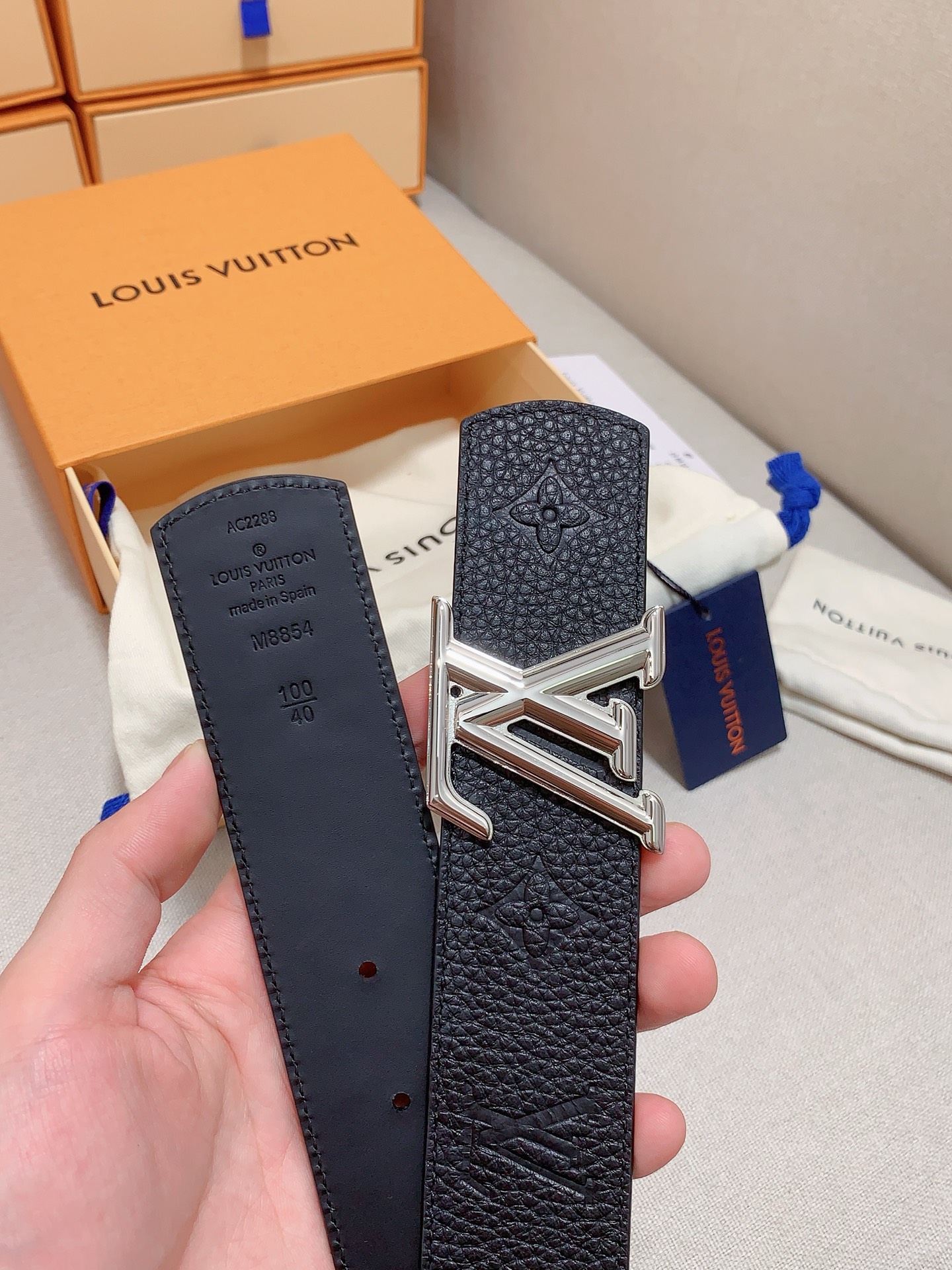 Louis Vuitton 代购级 LV 奢华款现代 皮革，饰以雅致大方的标志性 LV 首字母 ，双色搭配可双面使用 可搭配从礼服到休闲装各种服饰
