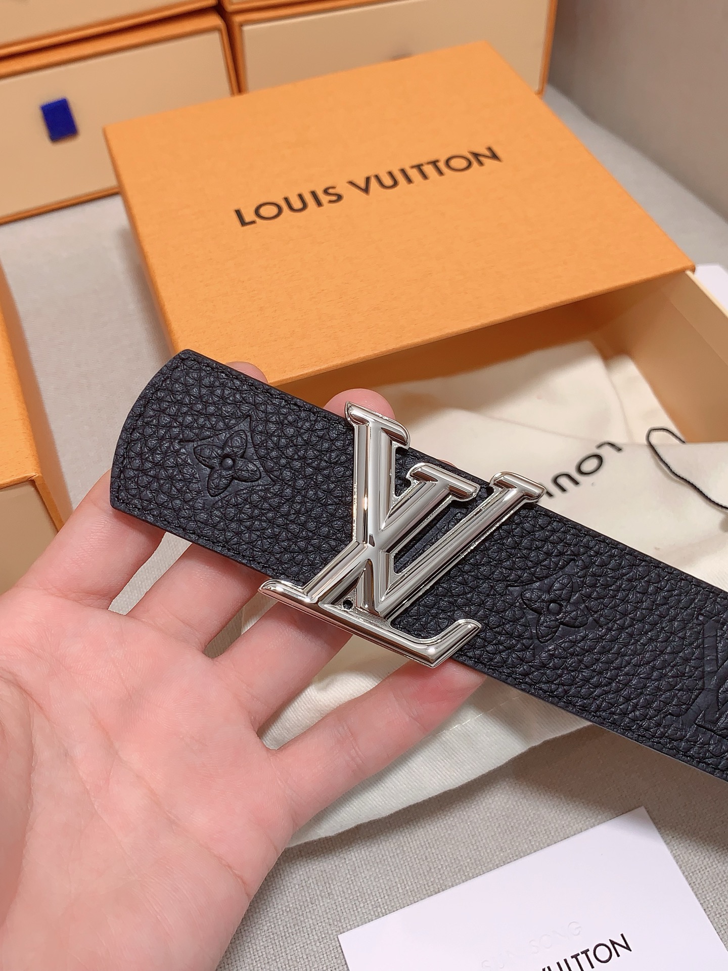 Louis Vuitton 代购级 LV 奢华款现代 皮革，饰以雅致大方的标志性 LV 首字母 ，双色搭配可双面使用 可搭配从礼服到休闲装各种服饰