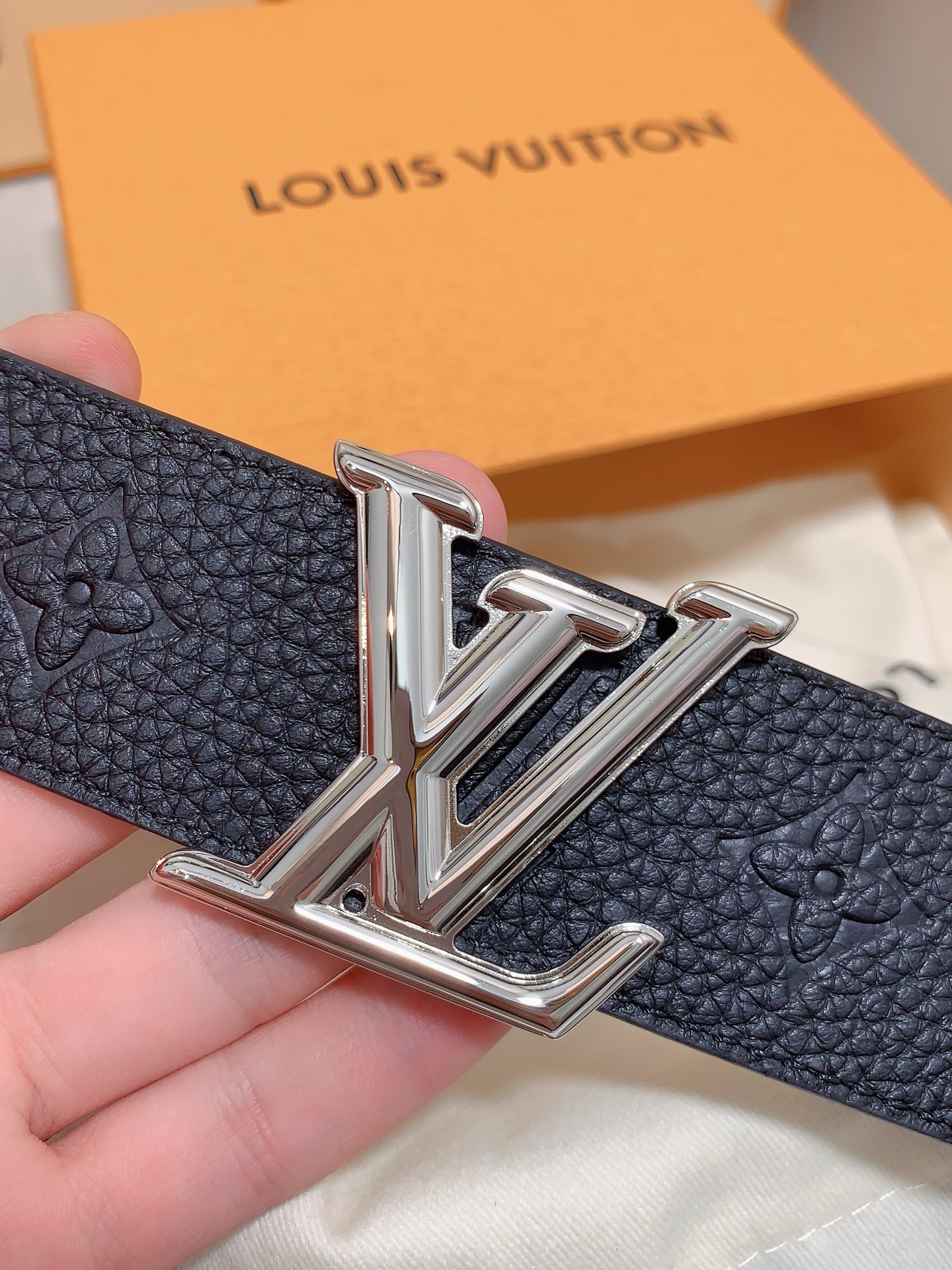 Louis Vuitton 代购级 LV 奢华款现代 皮革，饰以雅致大方的标志性 LV 首字母 ，双色搭配可双面使用 可搭配从礼服到休闲装各种服饰