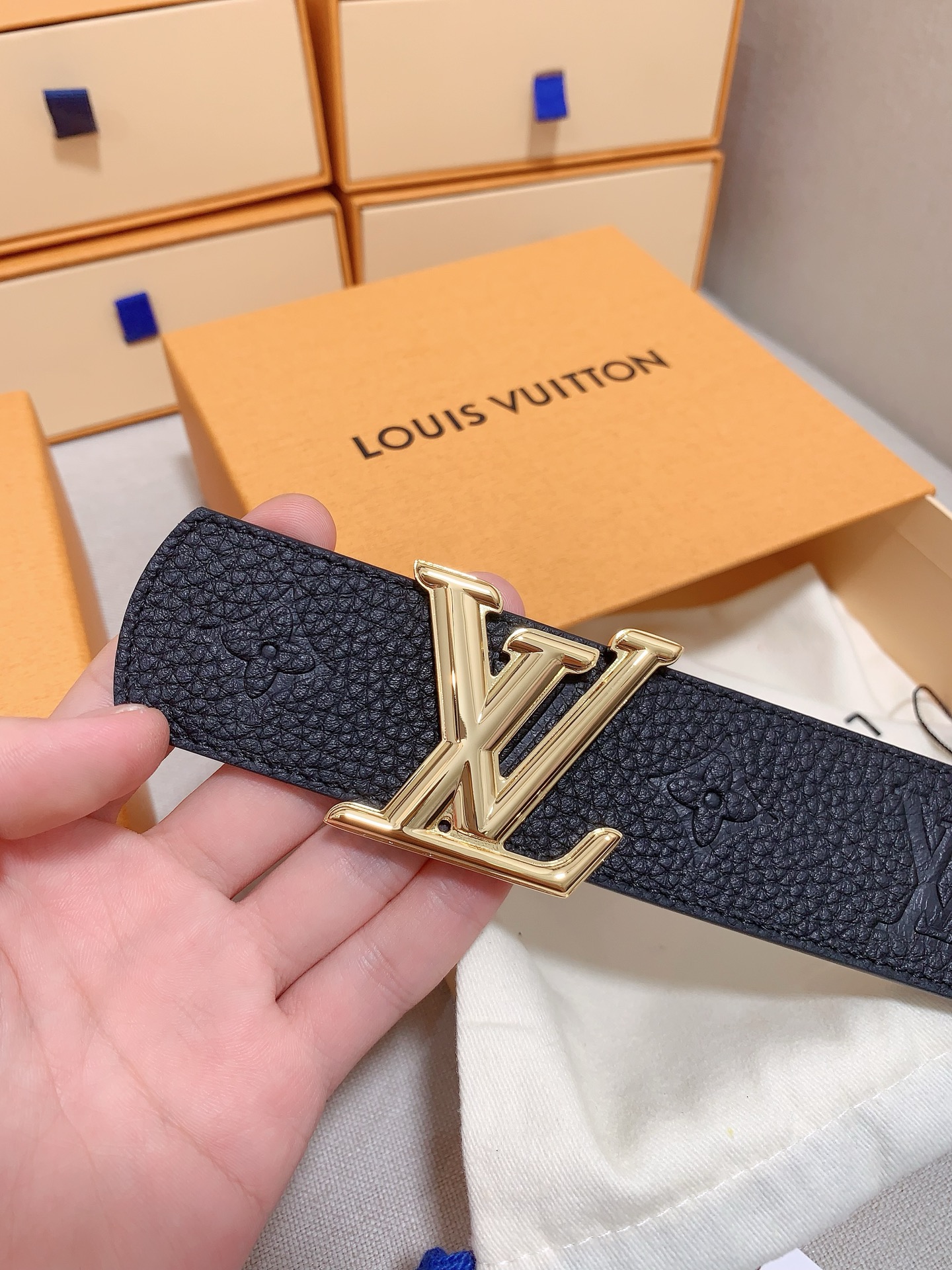 Louis Vuitton 代购级 LV 奢华款现代 皮革，饰以雅致大方的标志性 LV 首字母 ，双色搭配可双面使用 可搭配从礼服到休闲装各种服饰