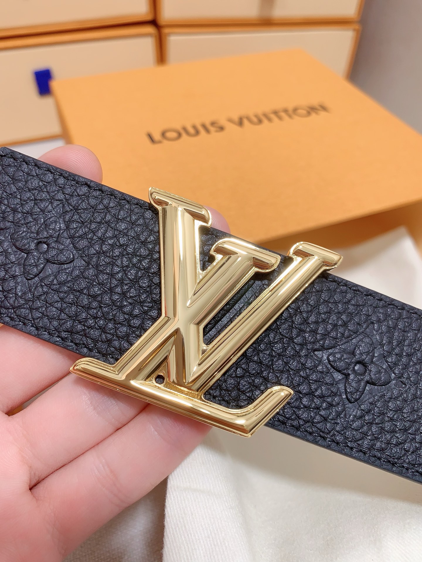 Louis Vuitton 代购级 LV 奢华款现代 皮革，饰以雅致大方的标志性 LV 首字母 ，双色搭配可双面使用 可搭配从礼服到休闲装各种服饰
