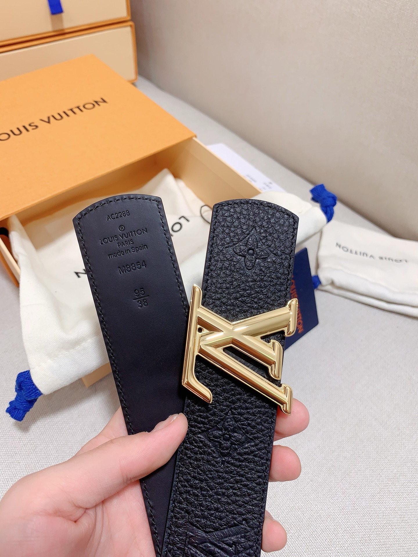 Louis Vuitton 代购级 LV 奢华款现代 皮革，饰以雅致大方的标志性 LV 首字母 ，双色搭配可双面使用 可搭配从礼服到休闲装各种服饰