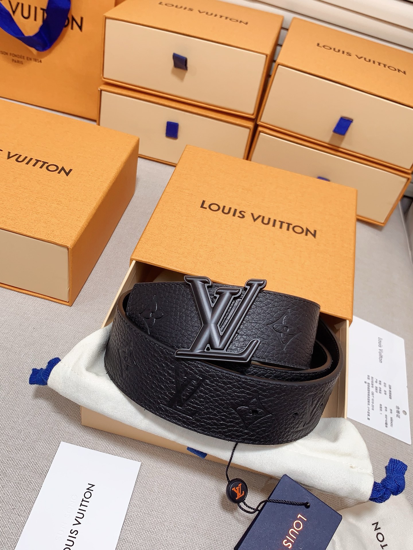 NO:586225,LV luxury modern Taurillon leather, decorated with the elegant and elegant iconic LV initials. Soft and strong leather belt, two-color combination can be used on both sides; can be matched with various clothing from formalwear to casual wear. Width 4.0cm, belt, louis vuitton19860909LV 奢华款现代 Taurillon 皮革,饰以雅致大方的标志性 LV 首字母.柔软结实的皮带,双色搭配可双面使用；可搭配从礼服到休闲装各种服饰.宽度4.0cm,皮带,louis vuitton,Belt