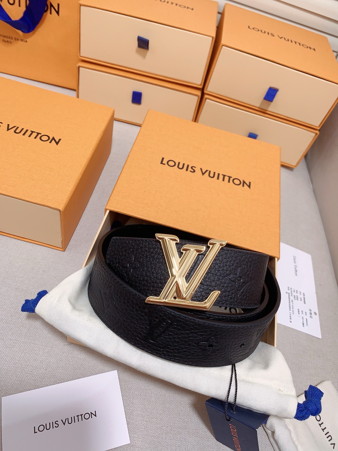 NO:586217,LV luxury modern Taurillon leather, decorated with the elegant and elegant iconic LV initials. Soft and strong leather belt, two-color combination can be used on both sides; can be matched with various clothing from formalwear to casual wear. Width 4.0cm., belt, louis vuitton19860909LV 奢华款现代 Taurillon 皮革,饰以雅致大方的标志性 LV 首字母.柔软结实的皮带,双色搭配可双面使用；可搭配从礼服到休闲装各种服饰.宽度4.0cm.,皮带,louis vuitton,Belt