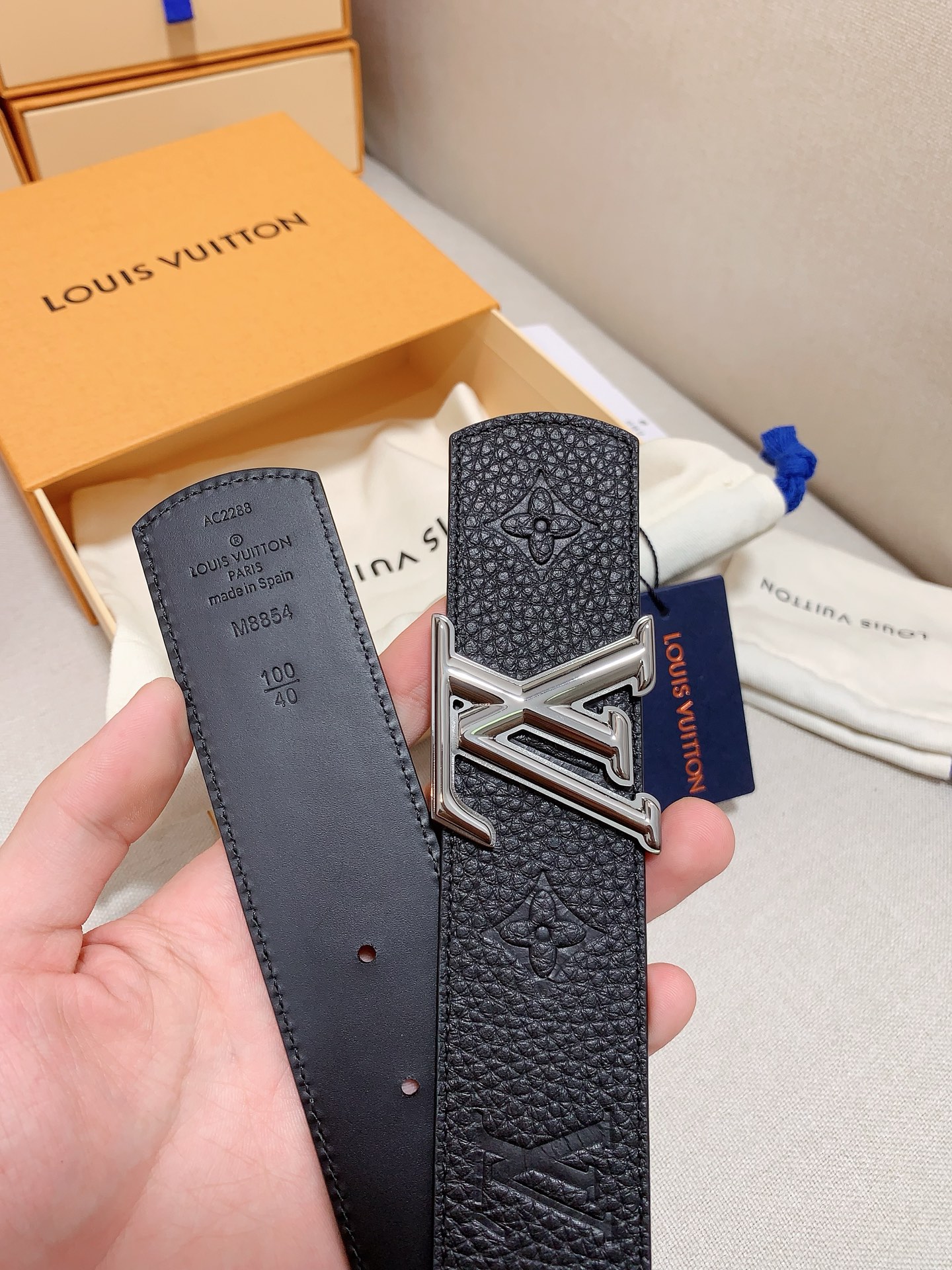 Louis Vuitton 代购级 LV 奢华款现代 皮革，饰以雅致大方的标志性 LV 首字母 ，双色搭配可双面使用 可搭配从礼服到休闲装各种服饰