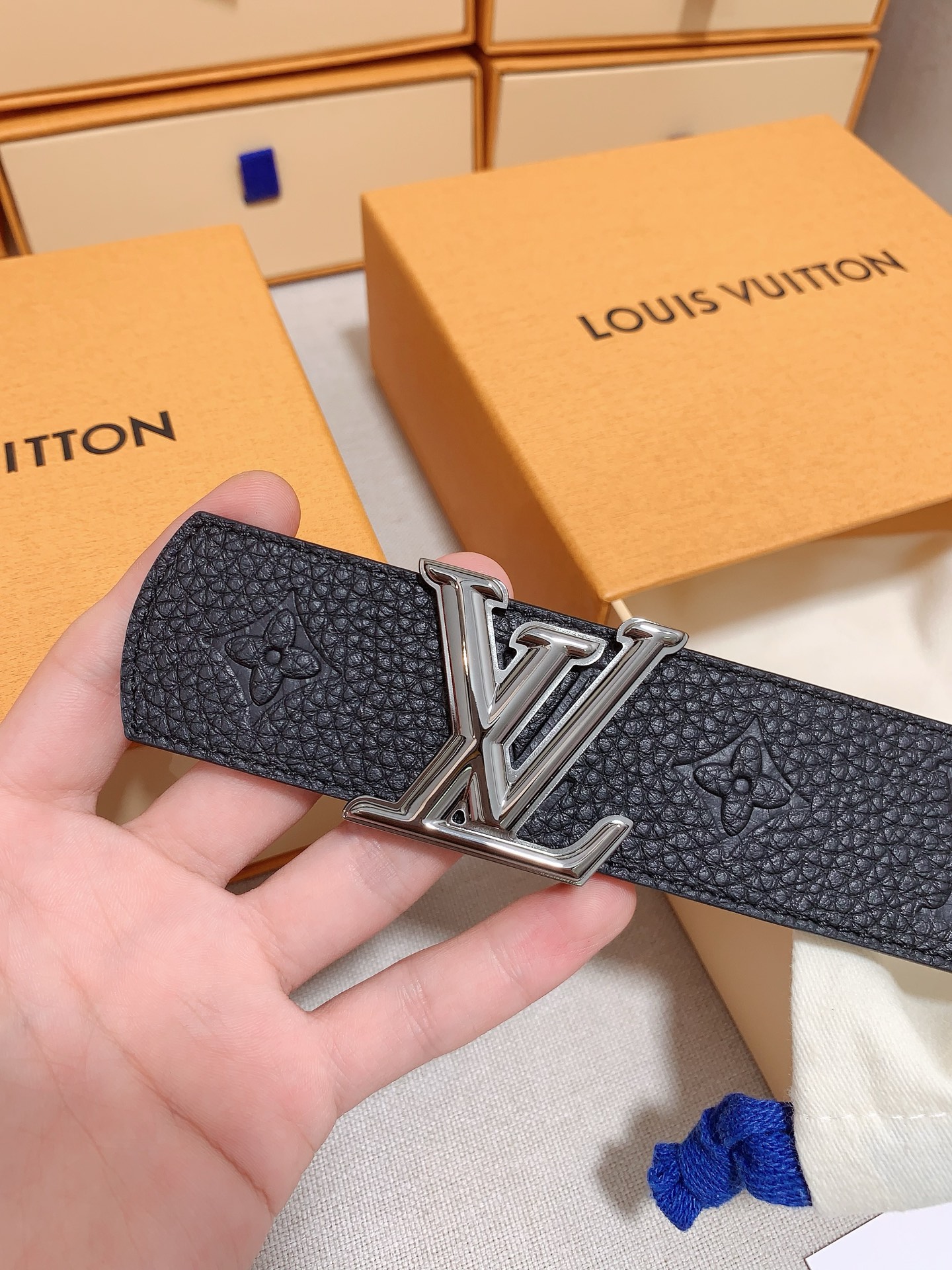 Louis Vuitton 代购级 LV 奢华款现代 皮革，饰以雅致大方的标志性 LV 首字母 ，双色搭配可双面使用 可搭配从礼服到休闲装各种服饰