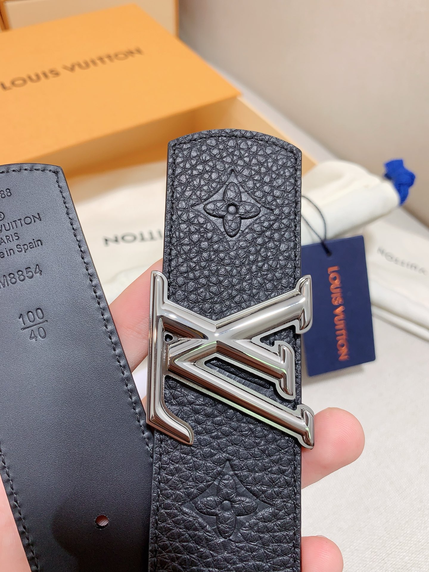 Louis Vuitton 代购级 LV 奢华款现代 皮革，饰以雅致大方的标志性 LV 首字母 ，双色搭配可双面使用 可搭配从礼服到休闲装各种服饰