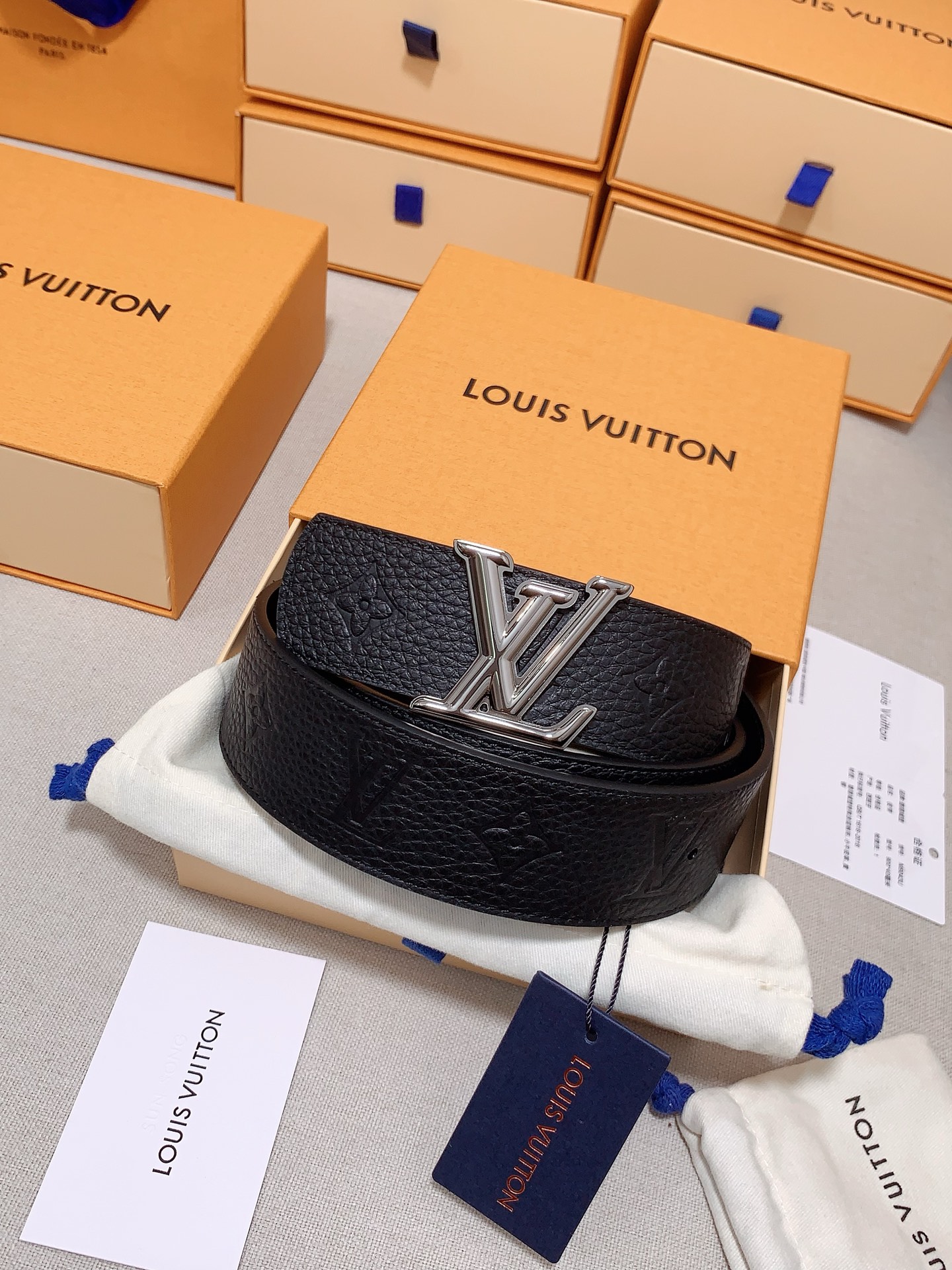 NO:740907,LV luxury modern Taurillon leather, decorated with the elegant and elegant iconic LV initials. Soft and strong leather belt, two-color combination can be used on both sides; can be matched with various clothing from formalwear to casual wear. Width 4.0cm, belt, louis vuitton19860909LV 奢华款现代 Taurillon 皮革,饰以雅致大方的标志性 LV 首字母.柔软结实的皮带,双色搭配可双面使用；可搭配从礼服到休闲装各种服饰.宽度4.0cm,皮带,louis vuitton,Belt