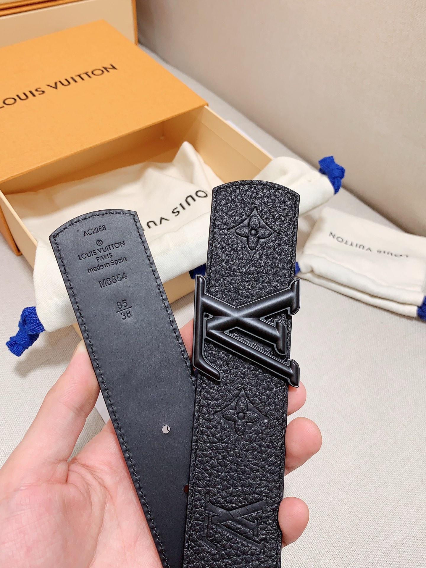 Louis Vuitton 代购级 LV 奢华款现代 皮革，饰以雅致大方的标志性 LV 首字母 ，双色搭配可双面使用 可搭配从礼服到休闲装各种服饰