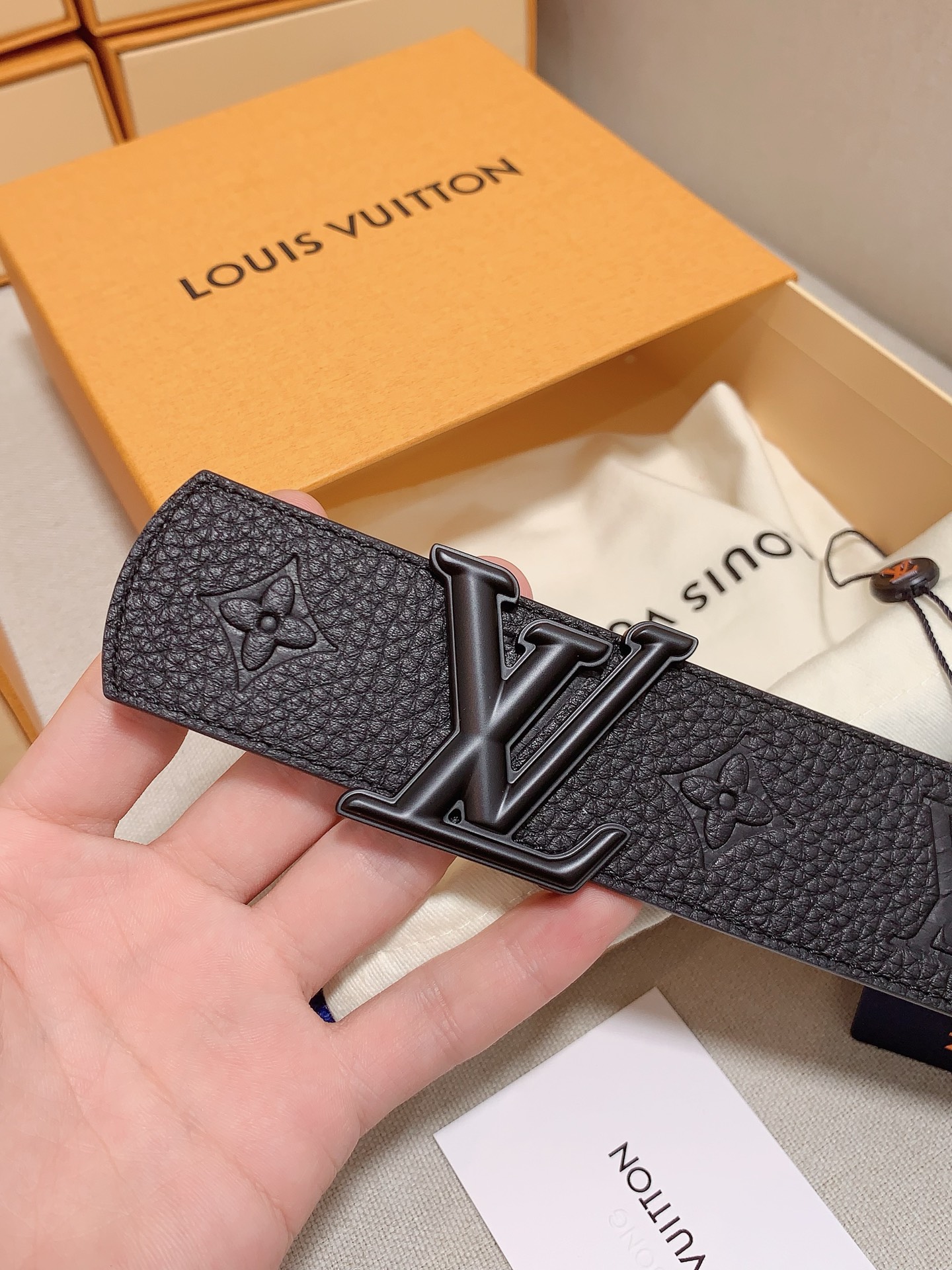 Louis Vuitton 代购级 LV 奢华款现代 皮革，饰以雅致大方的标志性 LV 首字母 ，双色搭配可双面使用 可搭配从礼服到休闲装各种服饰