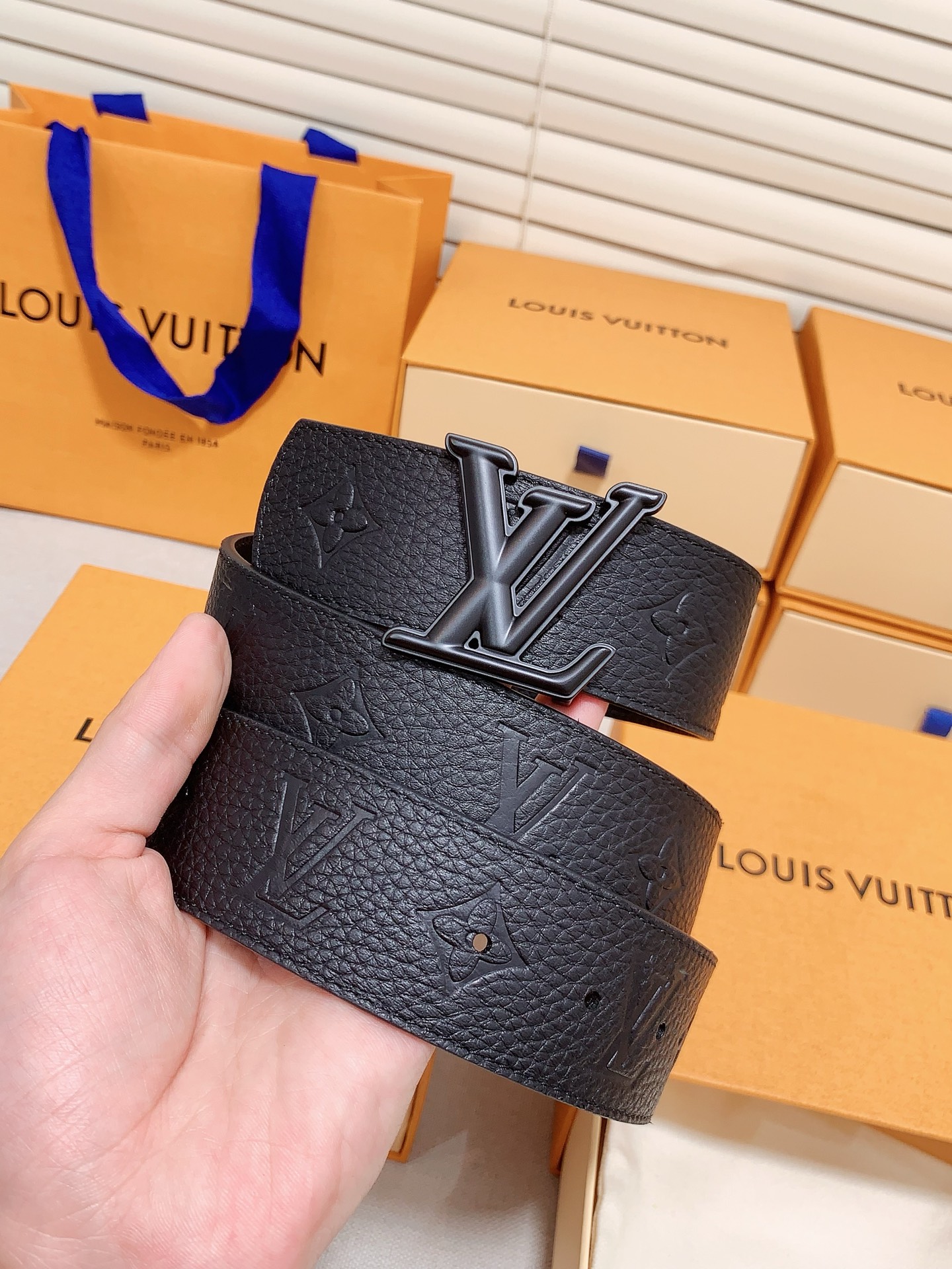 Louis Vuitton 代购级 LV 奢华款现代 皮革，饰以雅致大方的标志性 LV 首字母 ，双色搭配可双面使用 可搭配从礼服到休闲装各种服饰