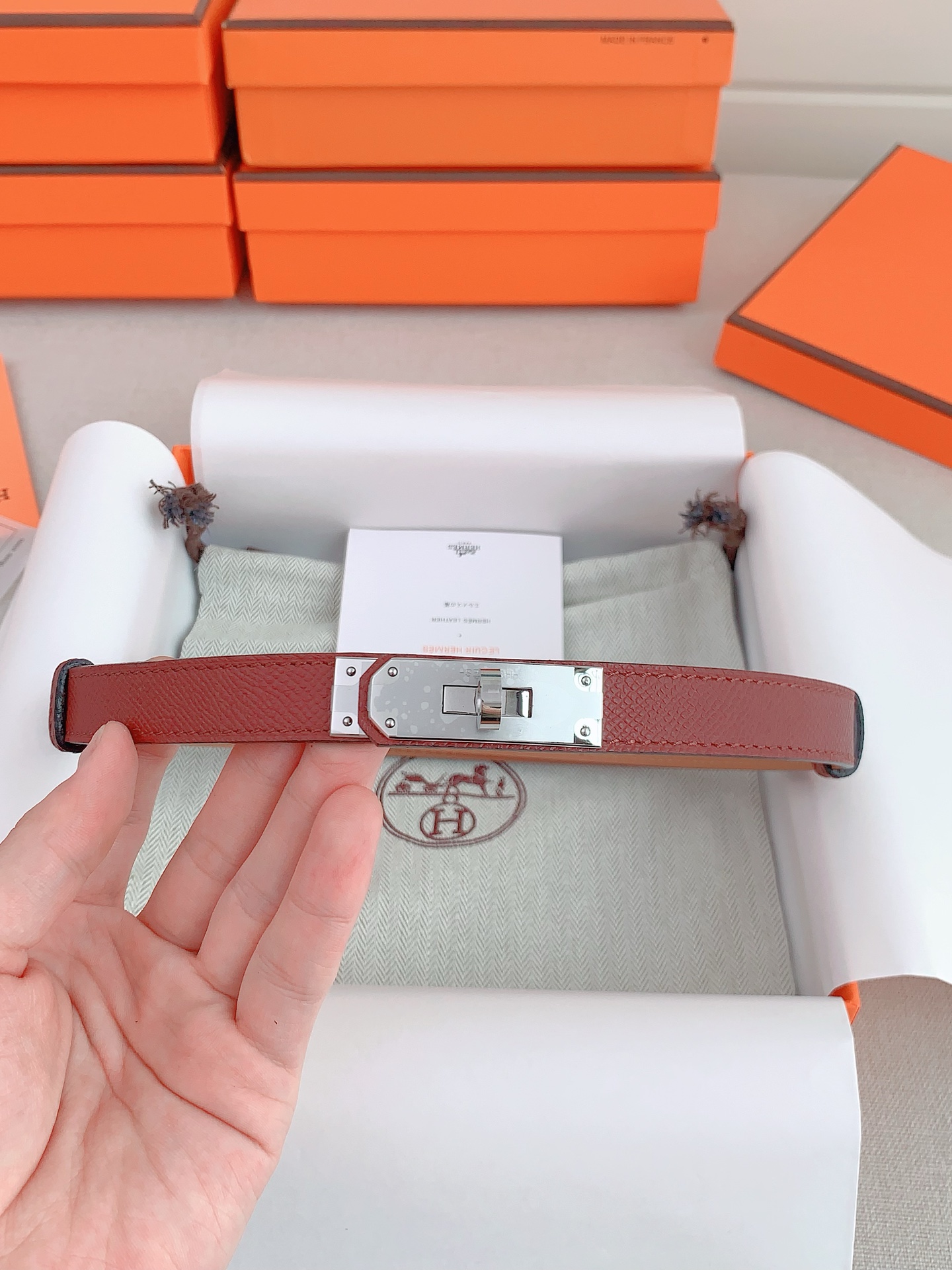  Kelly 1.8腰带EPsom小牛皮腰带，搭配镀钯 Kelly皮带扣。
借助巧妙的可调节设计，可以将