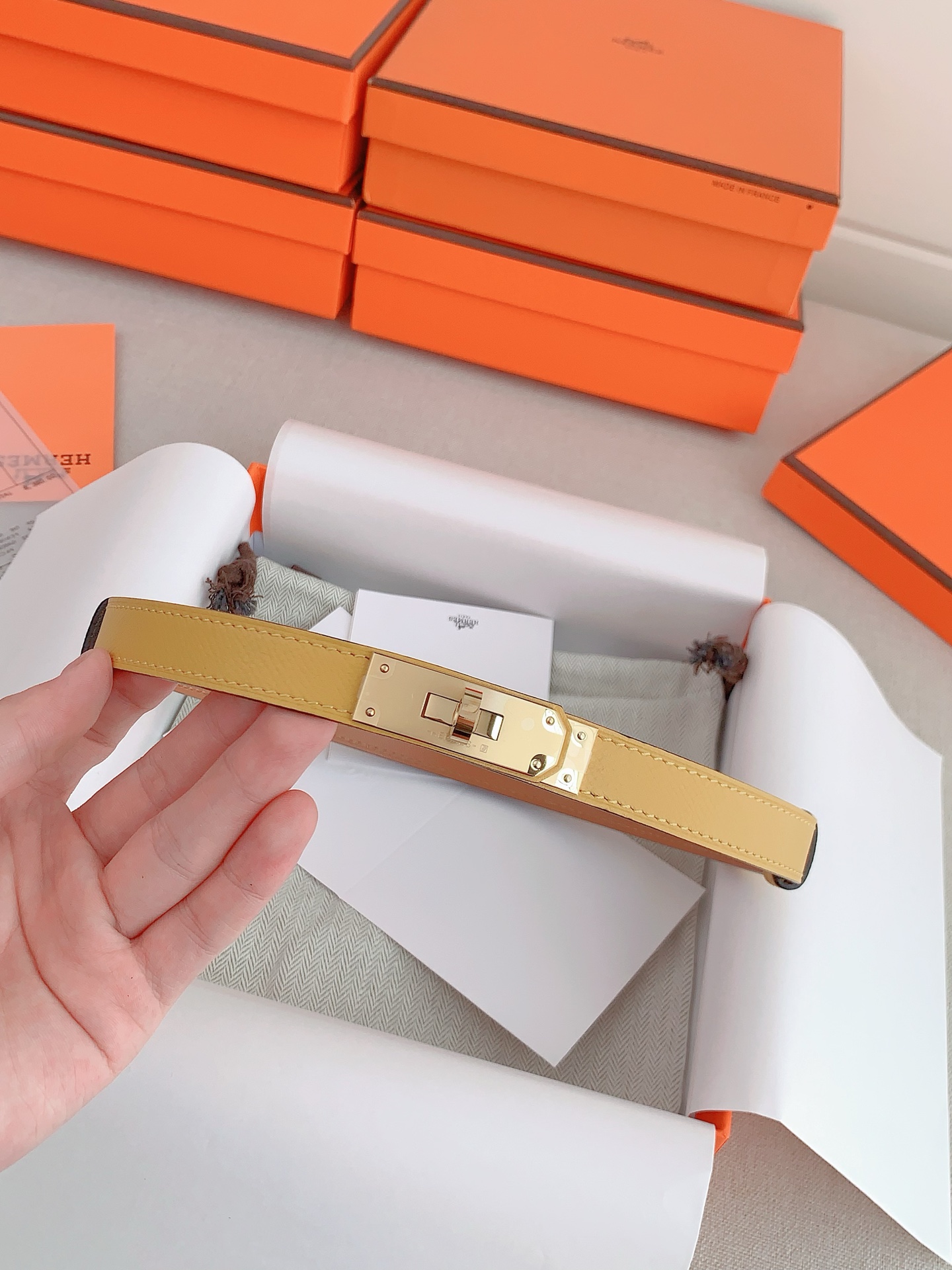  Kelly 1.8腰带EPsom小牛皮腰带，搭配镀钯 Kelly皮带扣。
借助巧妙的可调节设计，可以将