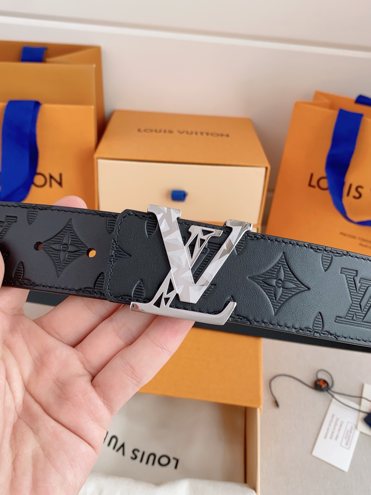  LV 奢华款现代 Taurillon 皮革，饰以雅致大方的标志性 LV 首字母。柔软结实的皮带，双色搭