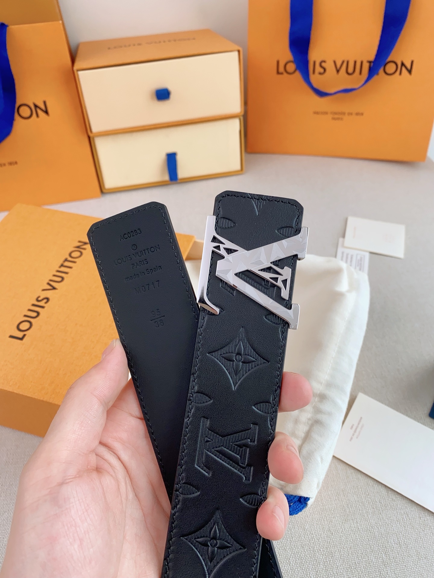  LV 奢华款现代 Taurillon 皮革，饰以雅致大方的标志性 LV 首字母。柔软结实的皮带，双色搭