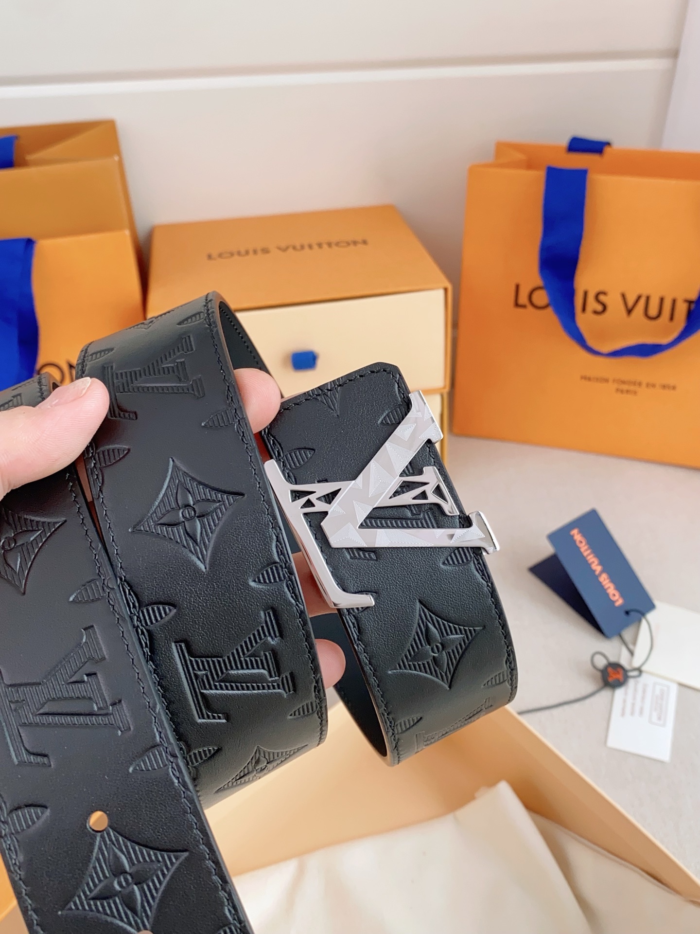  LV 奢华款现代 Taurillon 皮革，饰以雅致大方的标志性 LV 首字母。柔软结实的皮带，双色搭