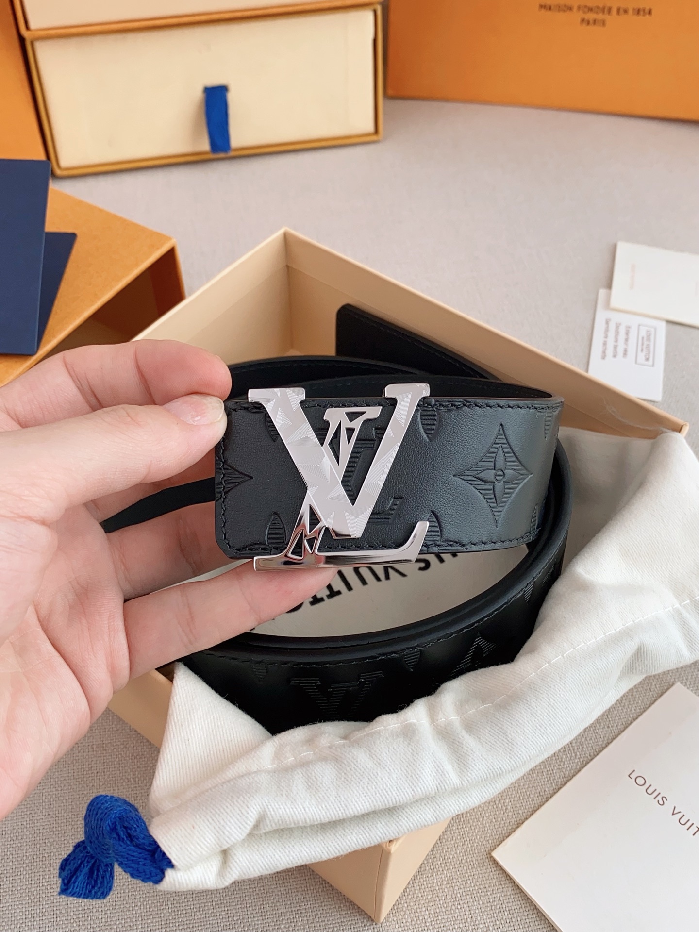  LV 奢华款现代 Taurillon 皮革，饰以雅致大方的标志性 LV 首字母。柔软结实的皮带，双色搭
