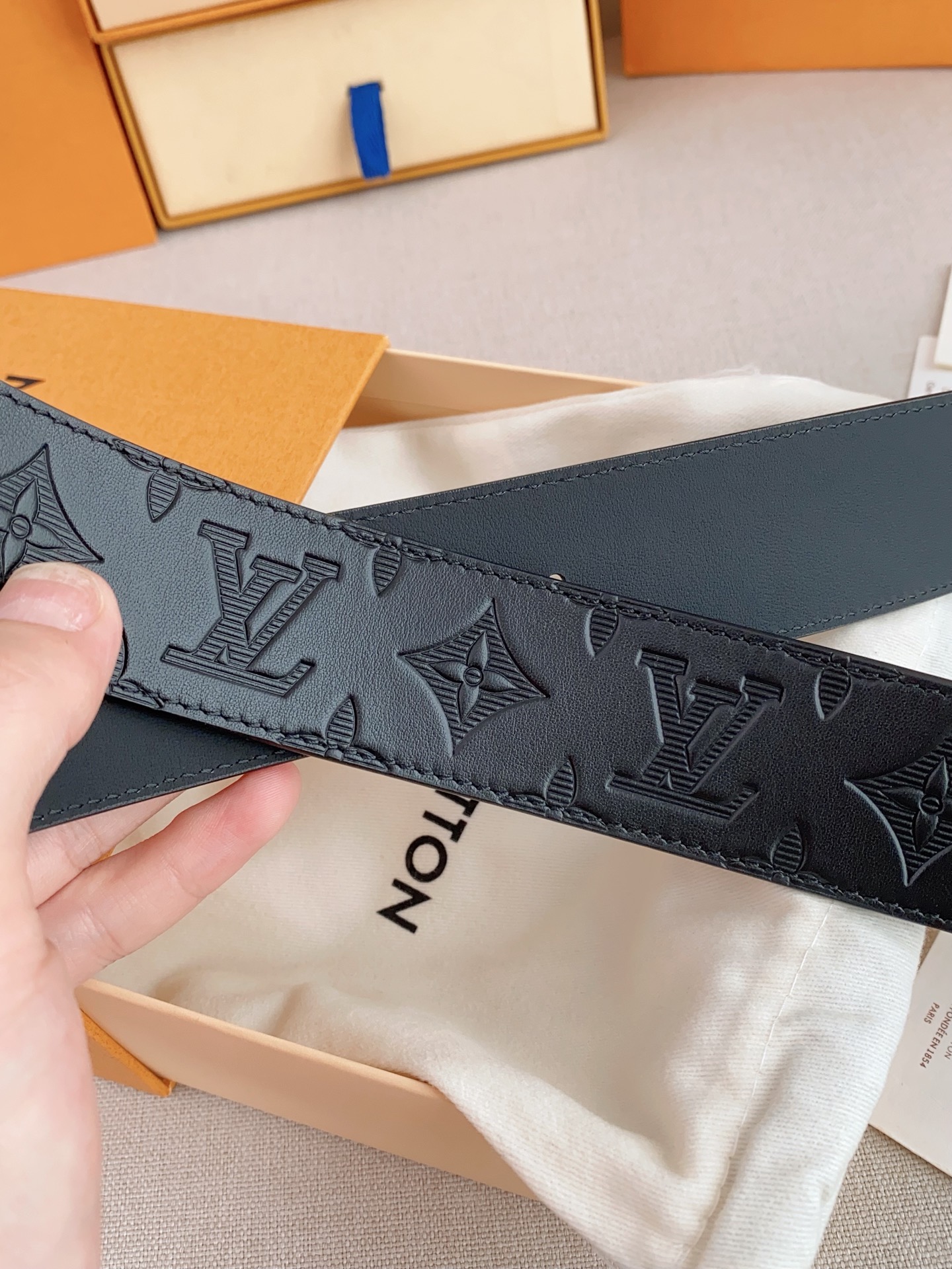  LV 奢华款现代 Taurillon 皮革，饰以雅致大方的标志性 LV 首字母。柔软结实的皮带，双色搭