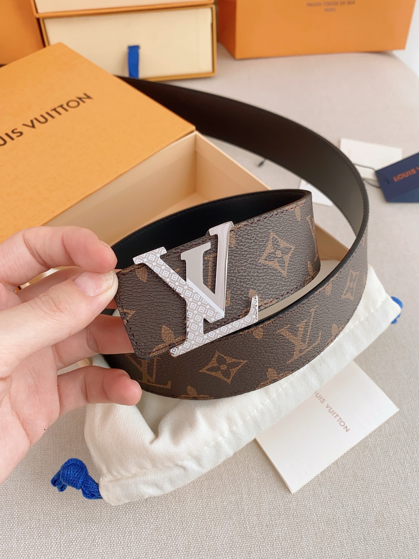  LV 奢华款现代 Taurillon 皮革，饰以雅致大方的标志性 LV 首字母。柔软结实的皮带，双色搭
