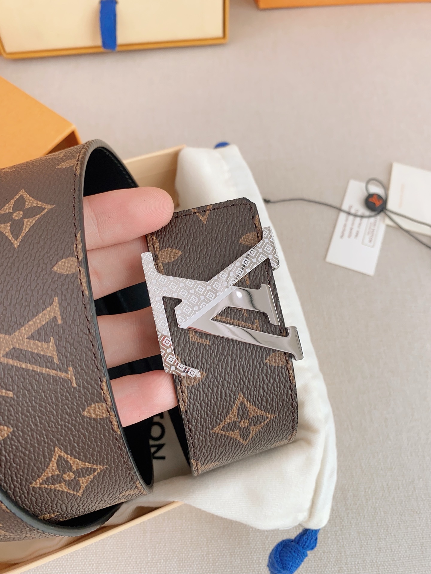  LV 奢华款现代 Taurillon 皮革，饰以雅致大方的标志性 LV 首字母。柔软结实的皮带，双色搭