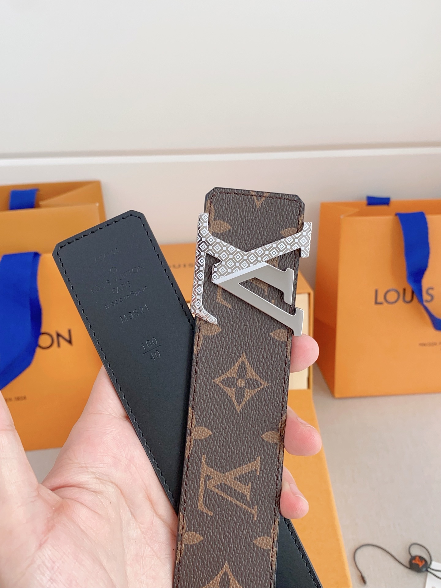  LV 奢华款现代 Taurillon 皮革，饰以雅致大方的标志性 LV 首字母。柔软结实的皮带，双色搭