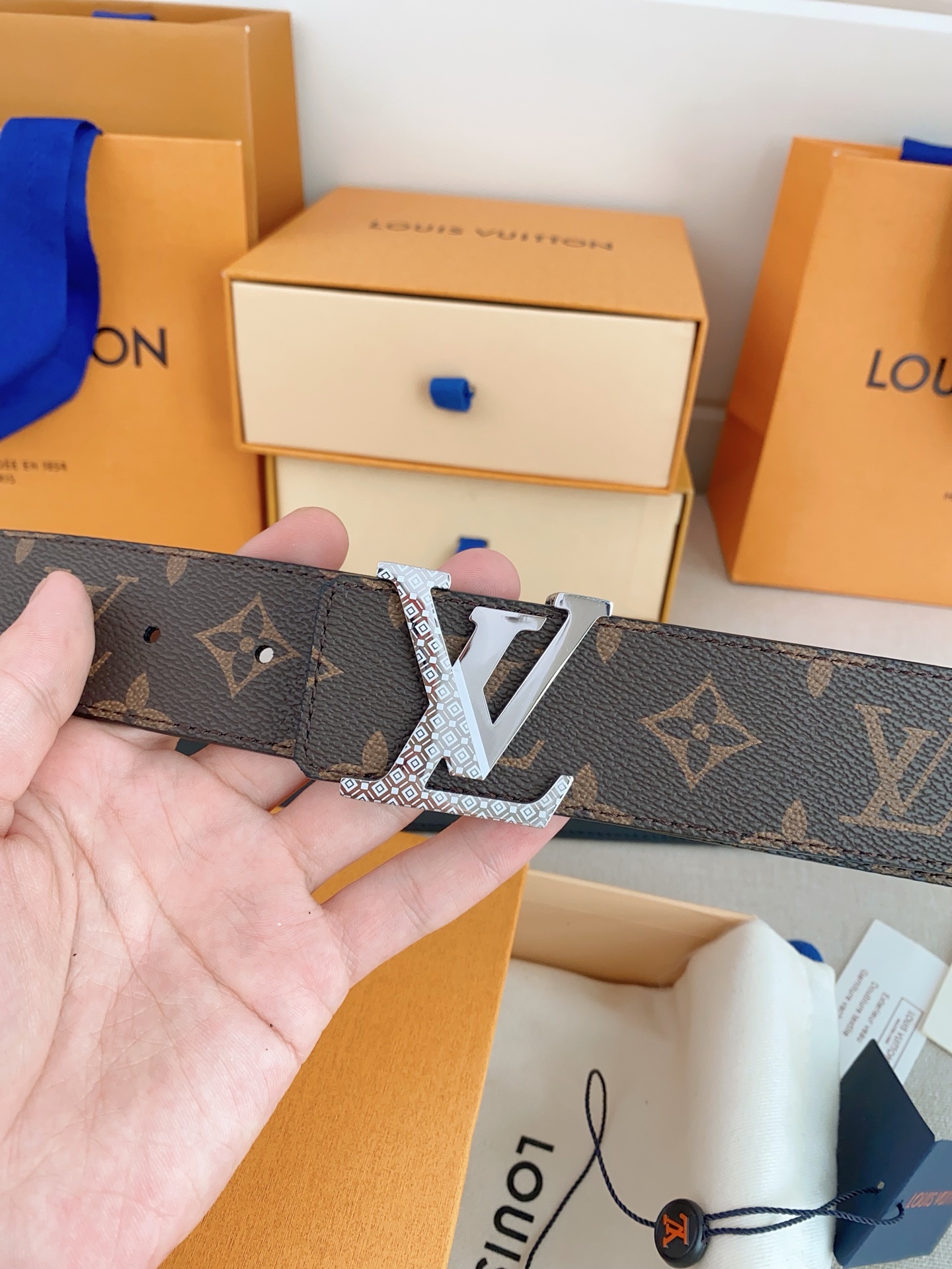  LV 奢华款现代 Taurillon 皮革，饰以雅致大方的标志性 LV 首字母。柔软结实的皮带，双色搭