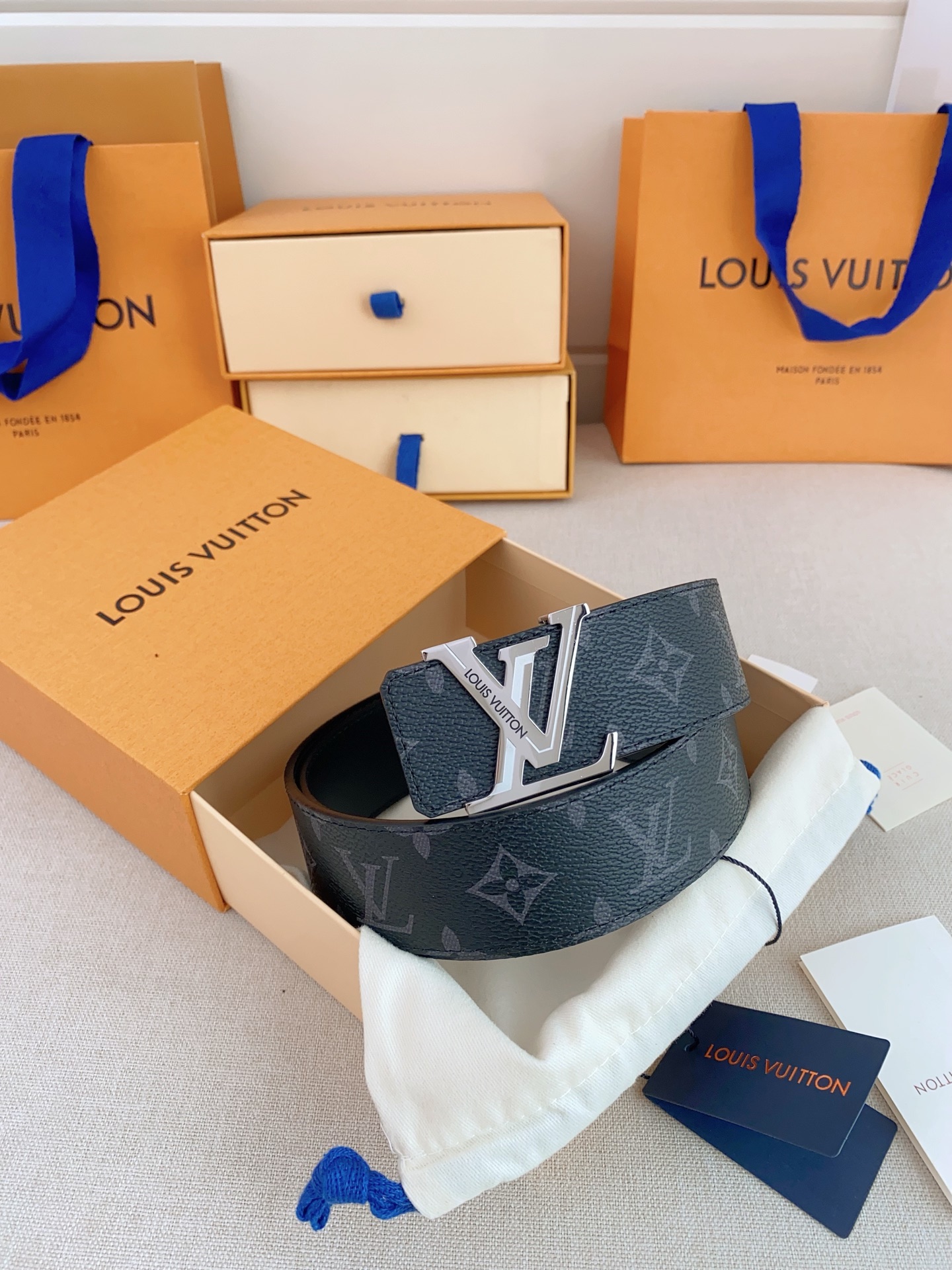  LV 奢华款现代 Taurillon 皮革，饰以雅致大方的标志性 LV 首字母。柔软结实的皮带，双色搭