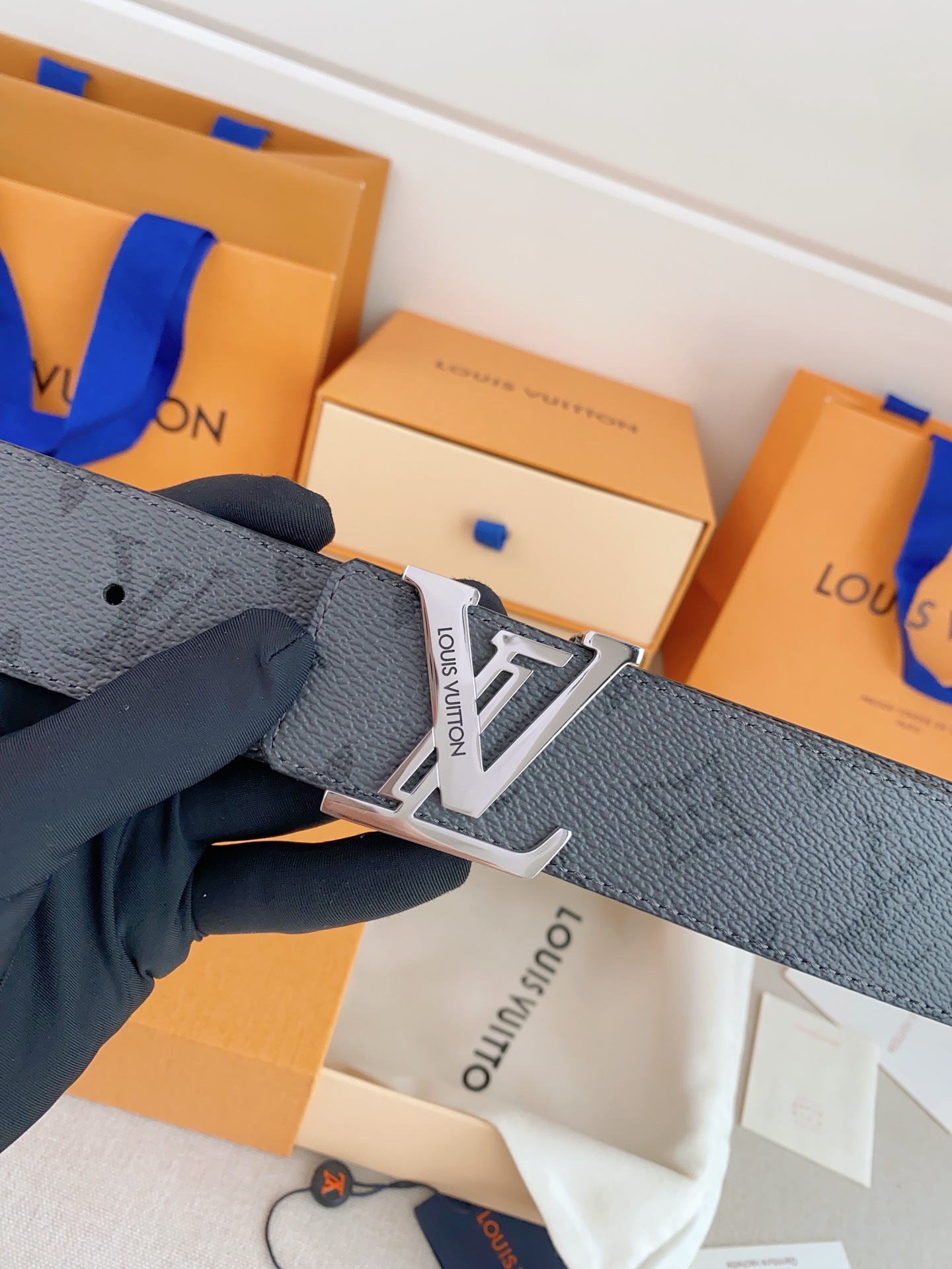  LV 奢华款现代 Taurillon 皮革，饰以雅致大方的标志性 LV 首字母。柔软结实的皮带，双色搭