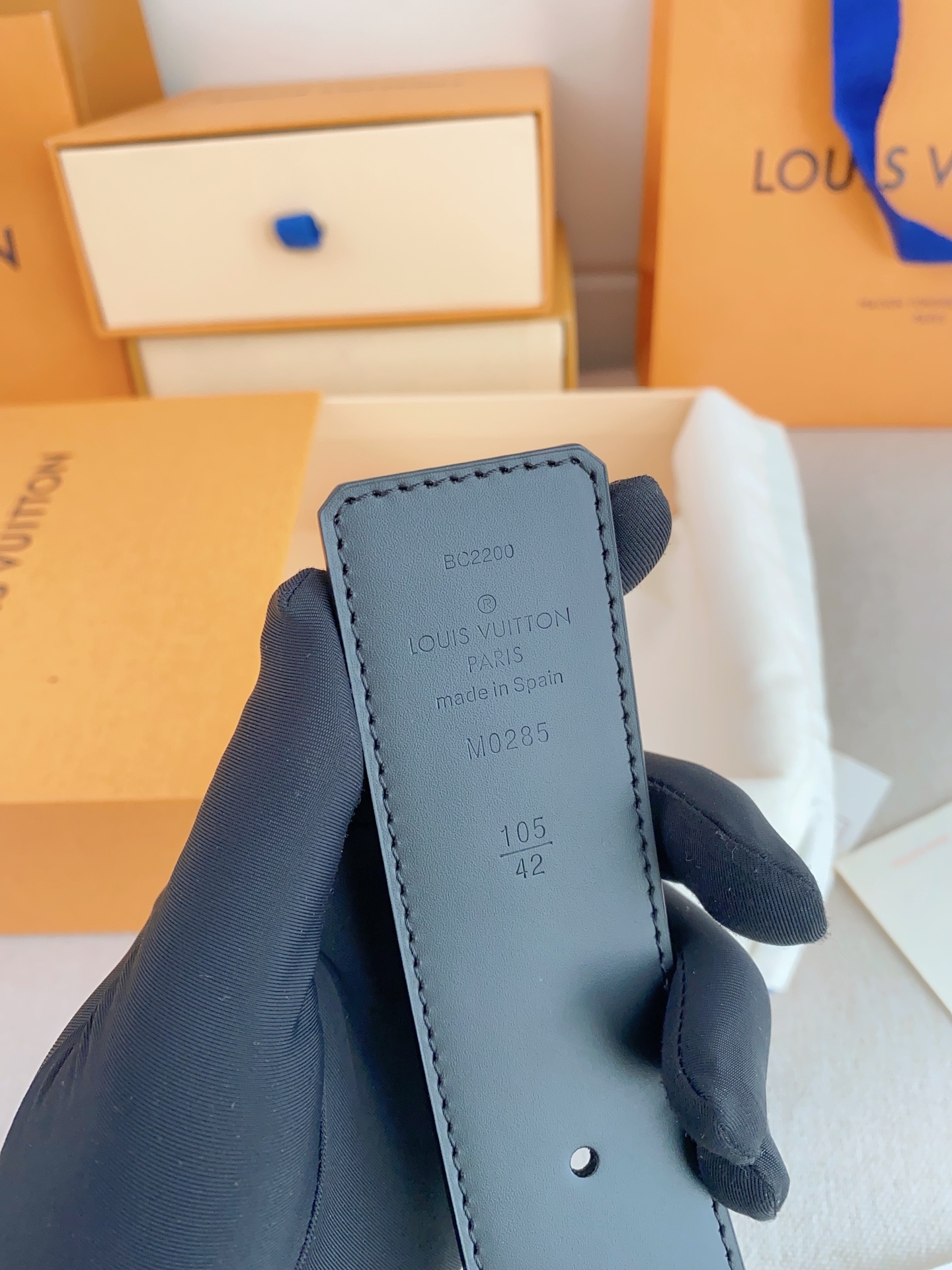  LV 奢华款现代 Taurillon 皮革，饰以雅致大方的标志性 LV 首字母。柔软结实的皮带，双色搭