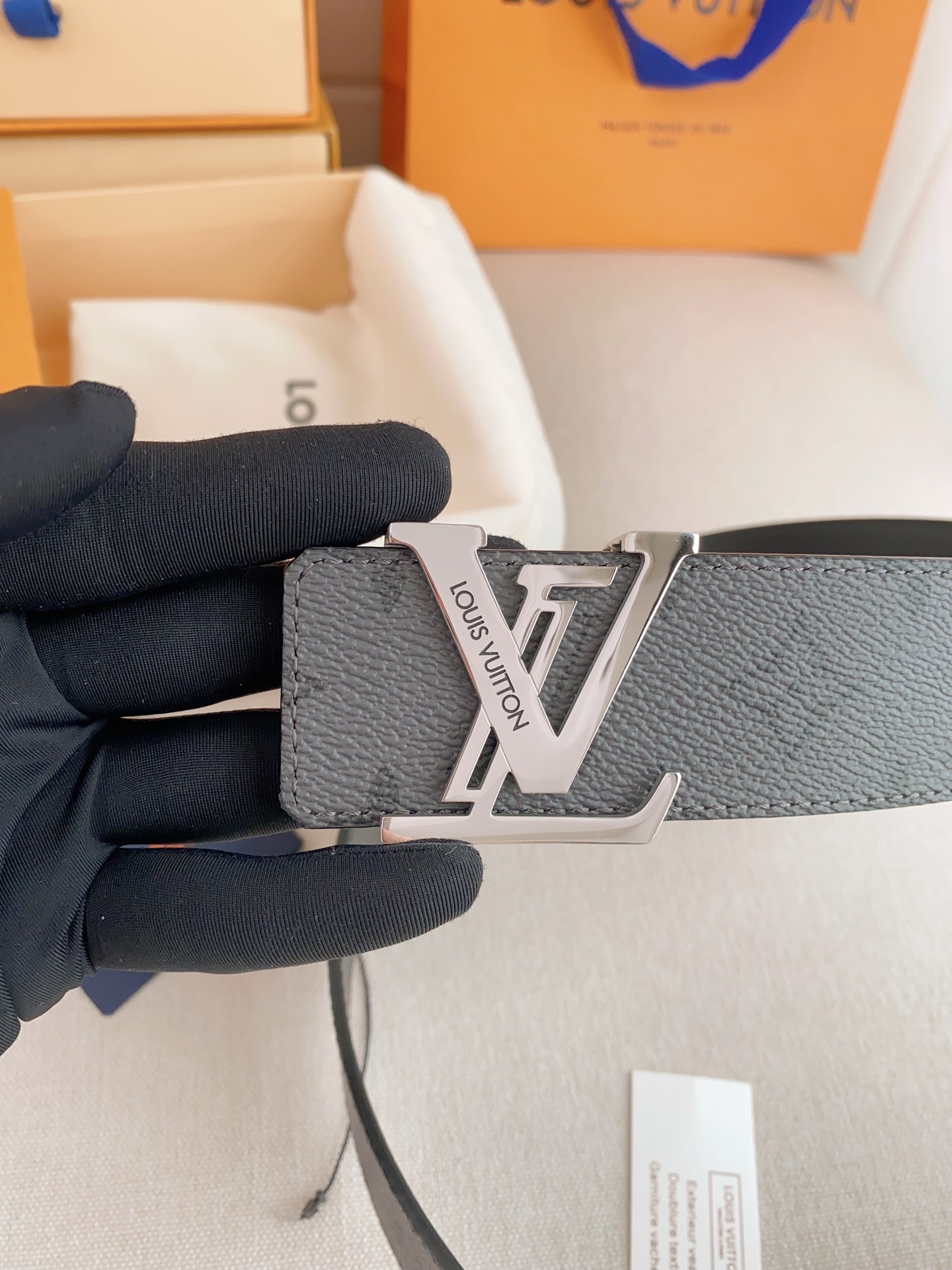  LV 奢华款现代 Taurillon 皮革，饰以雅致大方的标志性 LV 首字母。柔软结实的皮带，双色搭