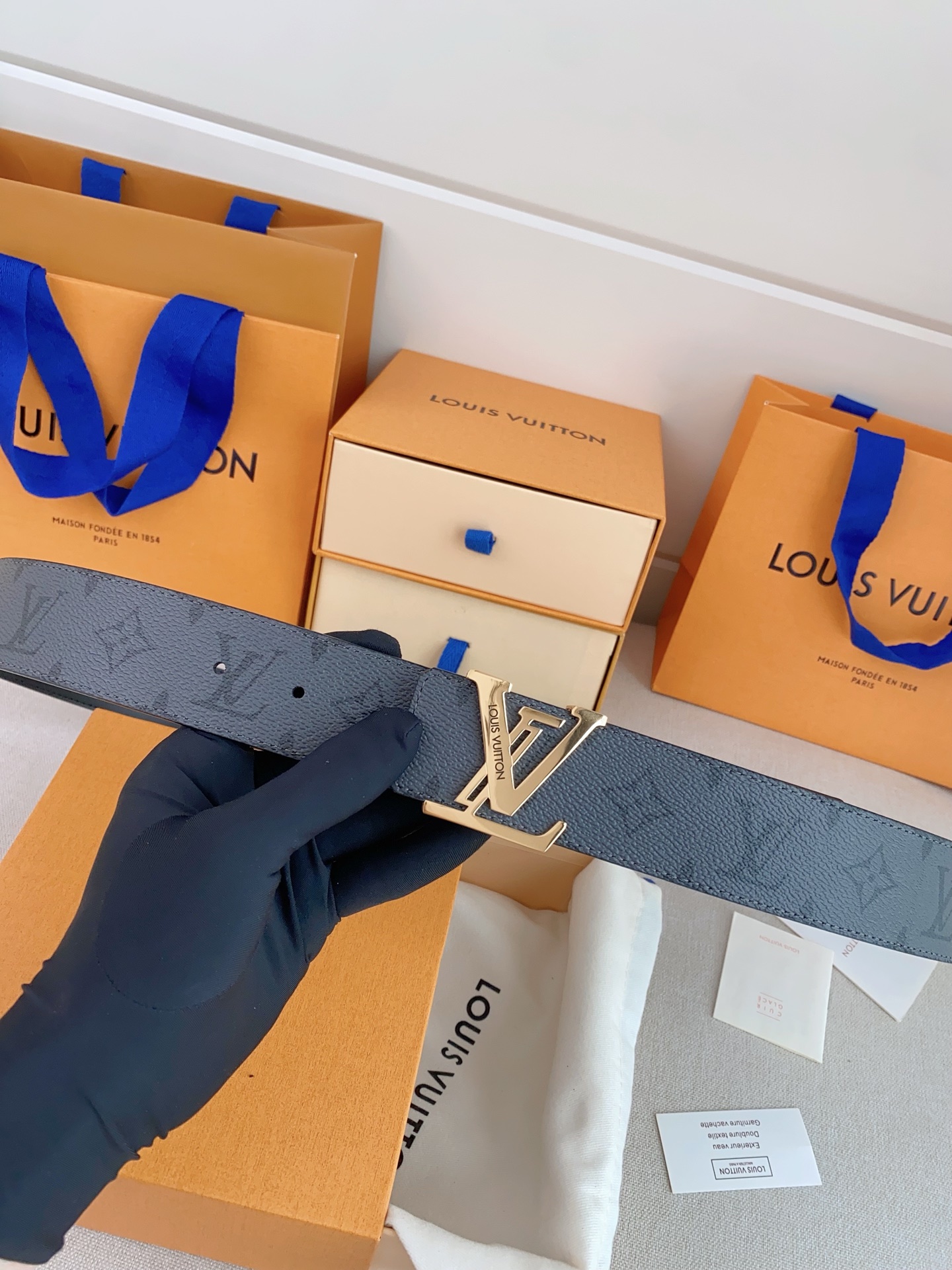 LV 奢华款现代 Taurillon 皮革，饰以雅致大方的标志性 LV 首字母。柔软结实的皮带，双色搭