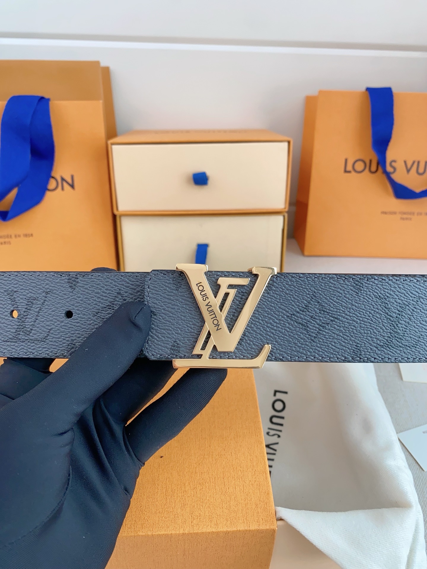  LV 奢华款现代 Taurillon 皮革，饰以雅致大方的标志性 LV 首字母。柔软结实的皮带，双色搭