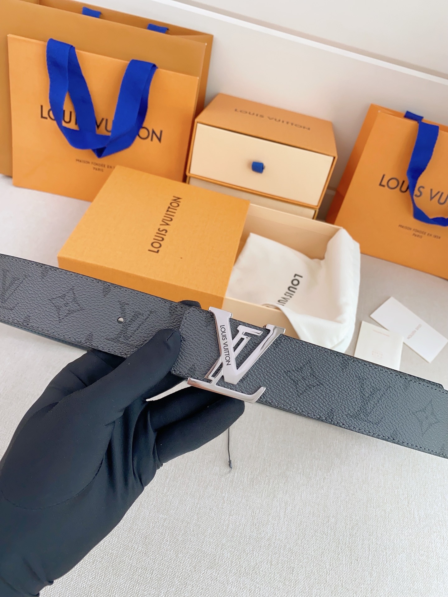  LV 奢华款现代 Taurillon 皮革，饰以雅致大方的标志性 LV 首字母。柔软结实的皮带，双色搭
