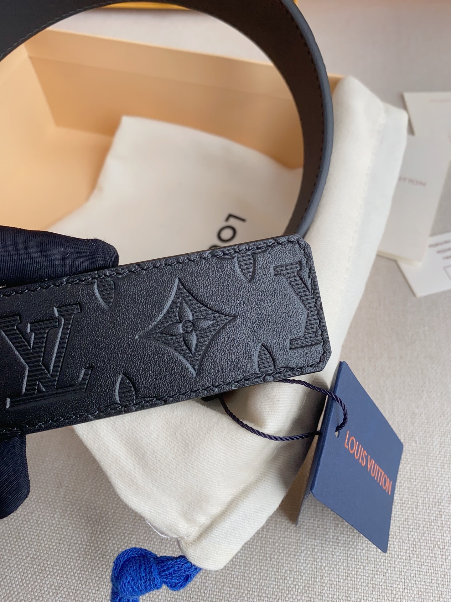  LV 奢华款现代 Taurillon 皮革，饰以雅致大方的标志性 LV 首字母。柔软结实的皮带，双色搭