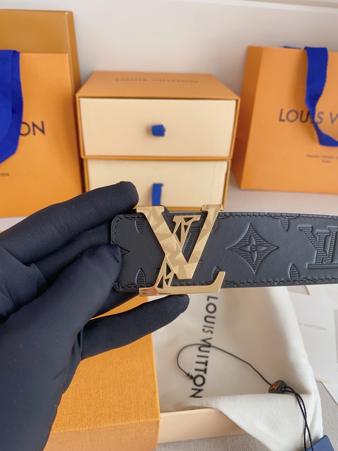  LV 奢华款现代 Taurillon 皮革，饰以雅致大方的标志性 LV 首字母。柔软结实的皮带，双色搭