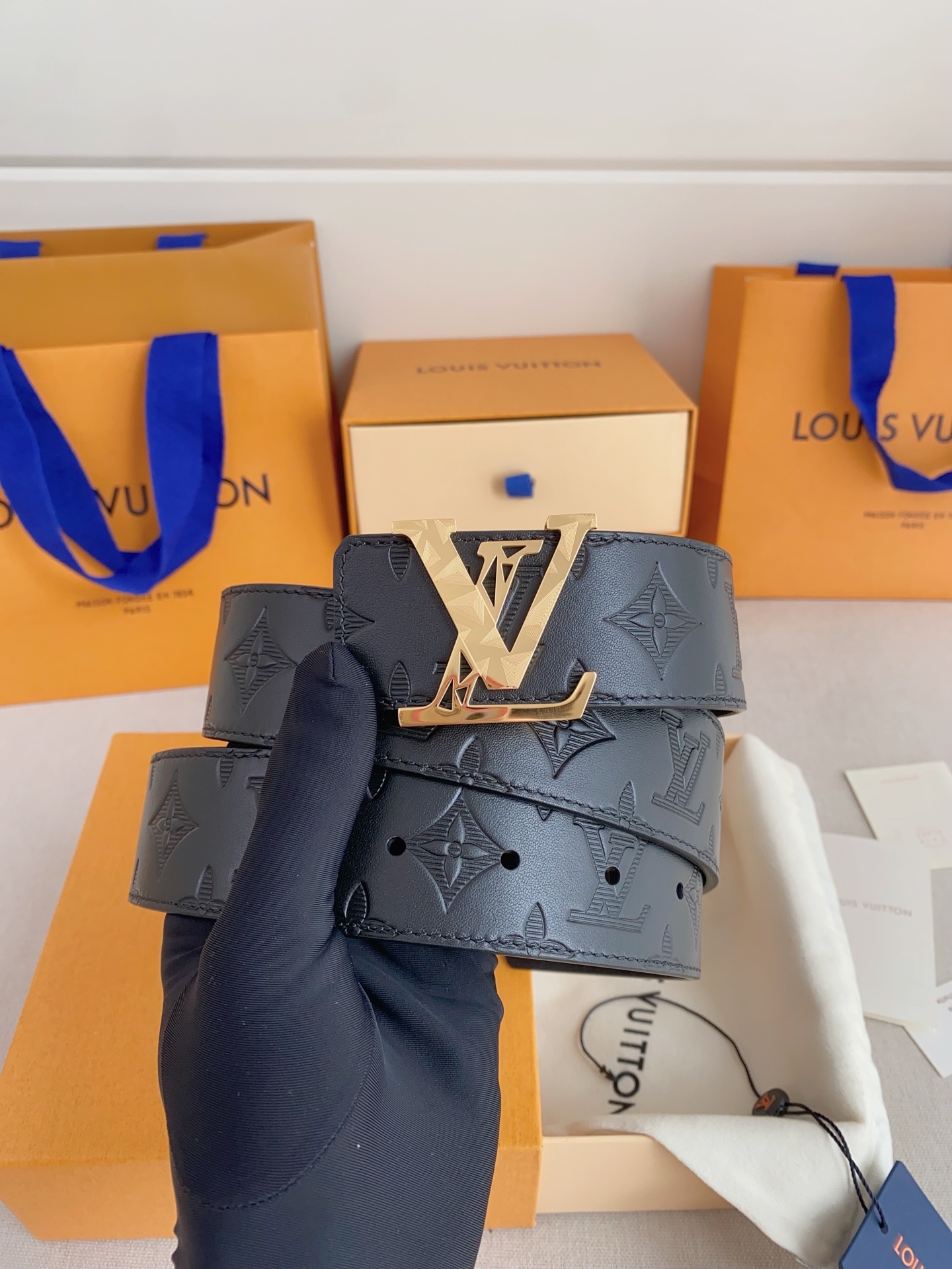  LV 奢华款现代 Taurillon 皮革，饰以雅致大方的标志性 LV 首字母。柔软结实的皮带，双色搭