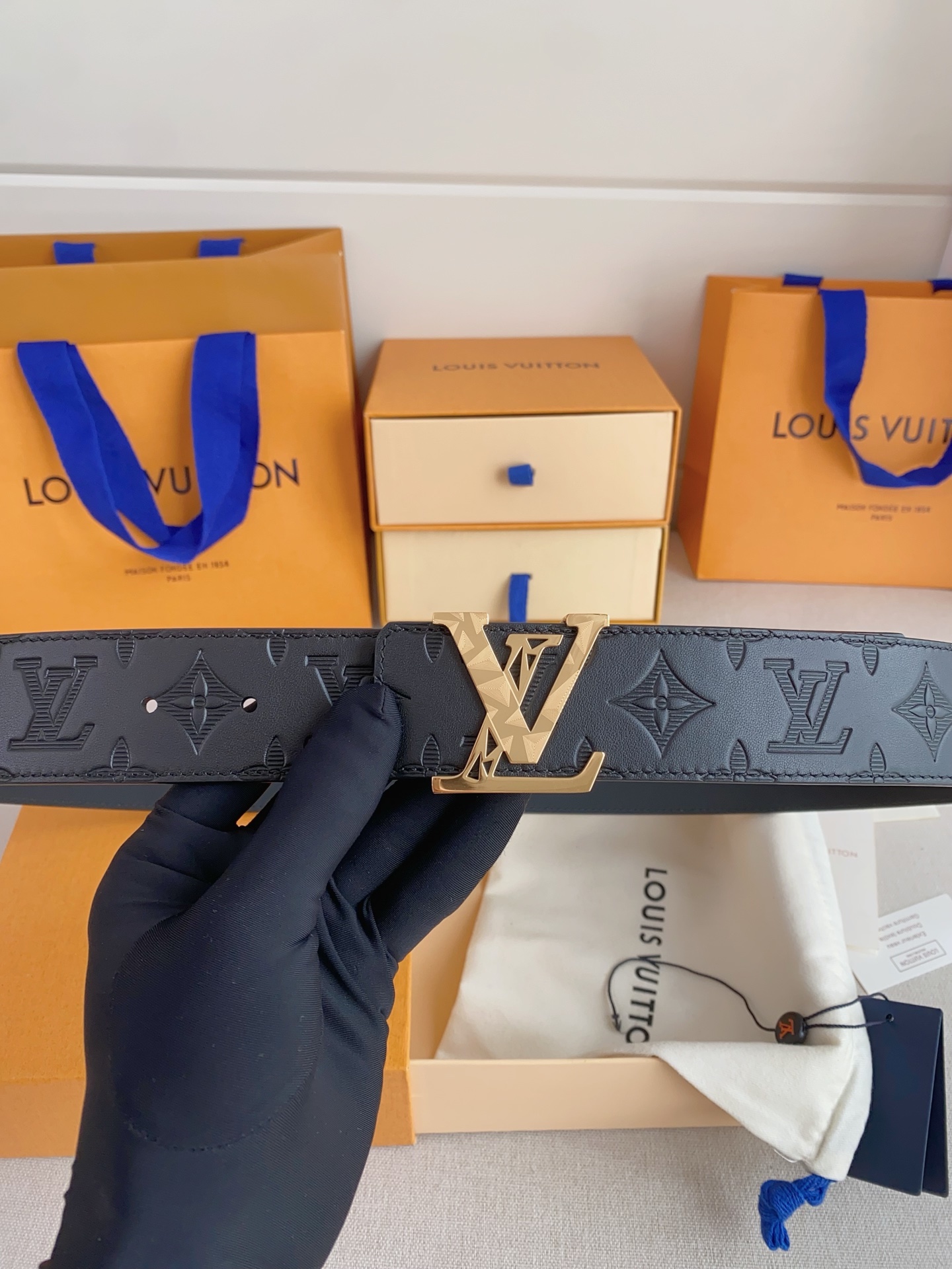 LV 奢华款现代 Taurillon 皮革，饰以雅致大方的标志性 LV 首字母。柔软结实的皮带，双色搭