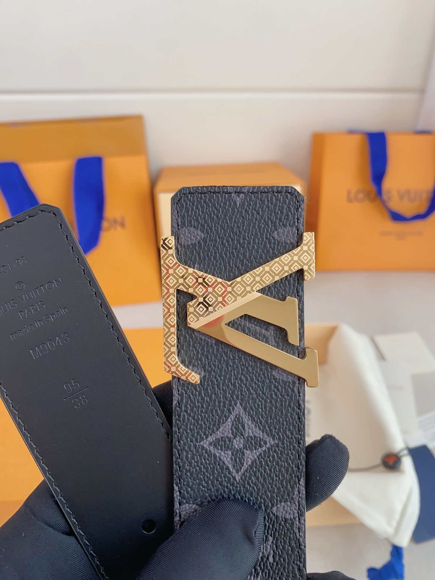  LV 奢华款现代 Taurillon 皮革，饰以雅致大方的标志性 LV 首字母。柔软结实的皮带，双色搭