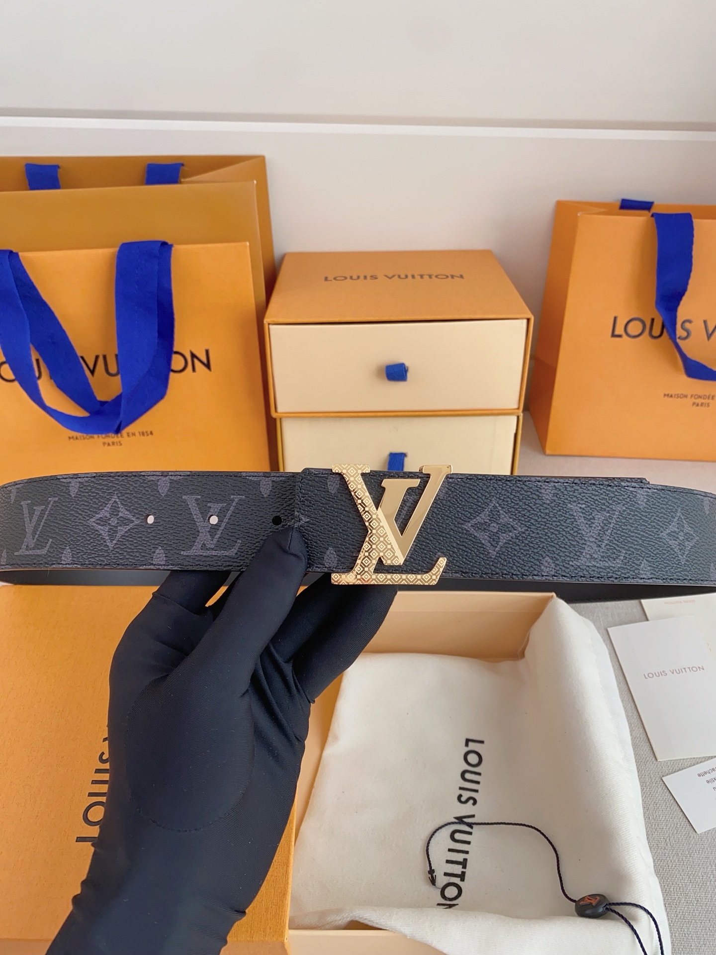  LV 奢华款现代 Taurillon 皮革，饰以雅致大方的标志性 LV 首字母。柔软结实的皮带，双色搭