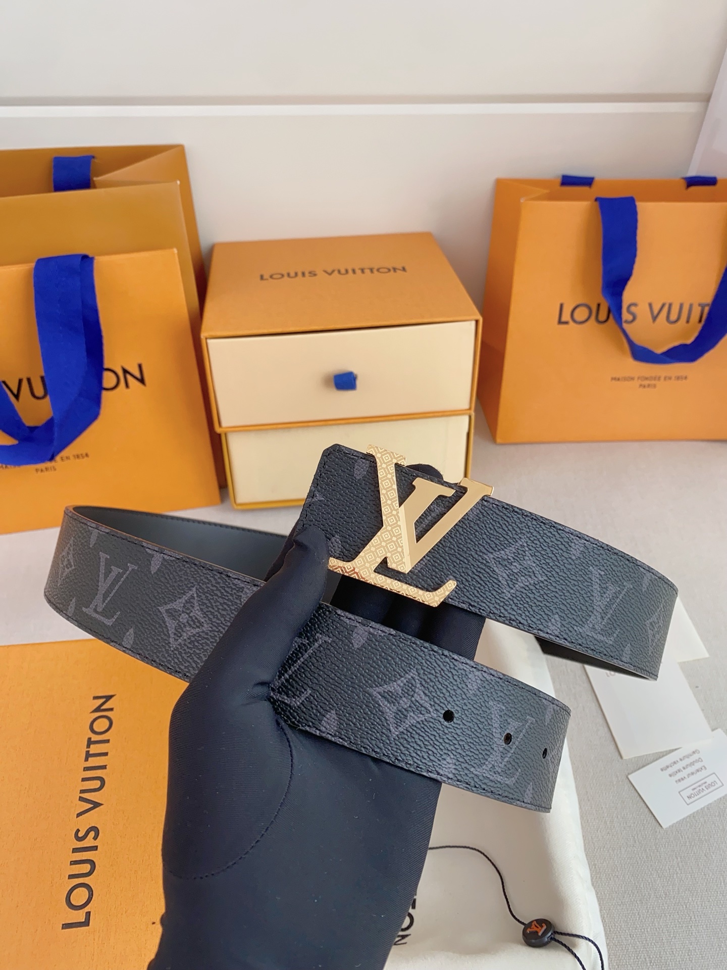  LV 奢华款现代 Taurillon 皮革，饰以雅致大方的标志性 LV 首字母。柔软结实的皮带，双色搭