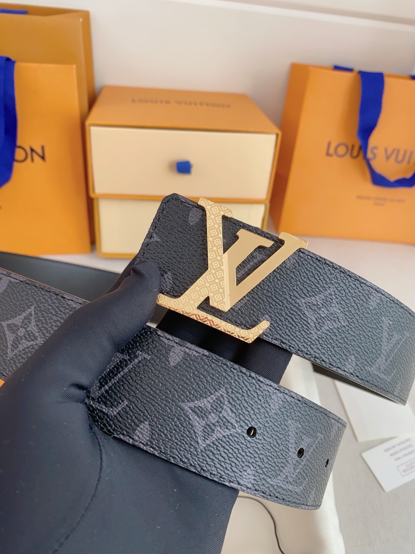  LV 奢华款现代 Taurillon 皮革，饰以雅致大方的标志性 LV 首字母。柔软结实的皮带，双色搭