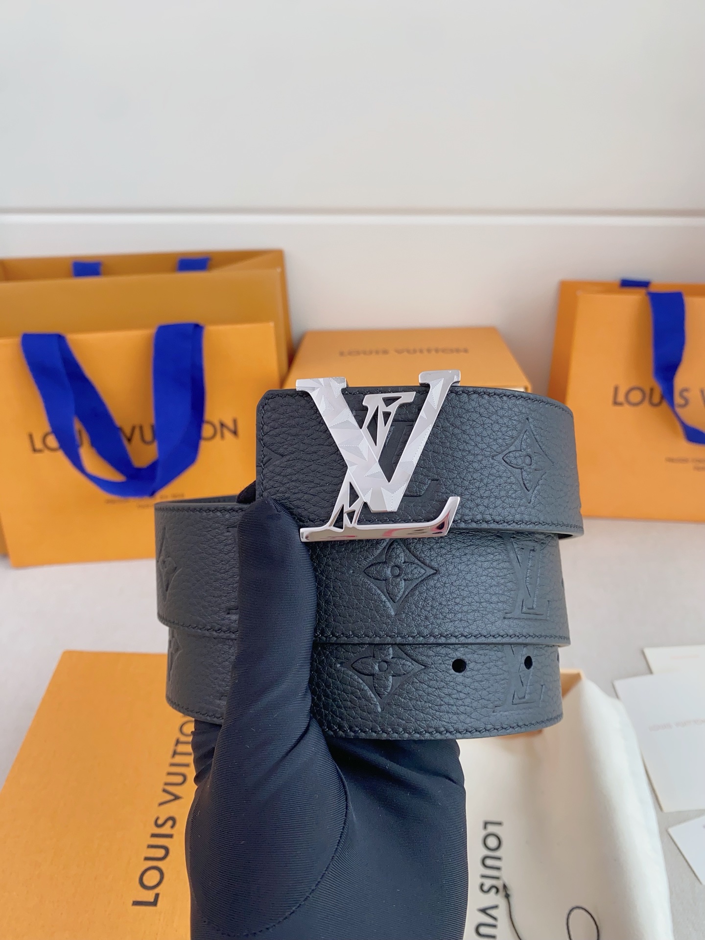  LV 奢华款现代 Taurillon 皮革，饰以雅致大方的标志性 LV 首字母。柔软结实的皮带，双色搭